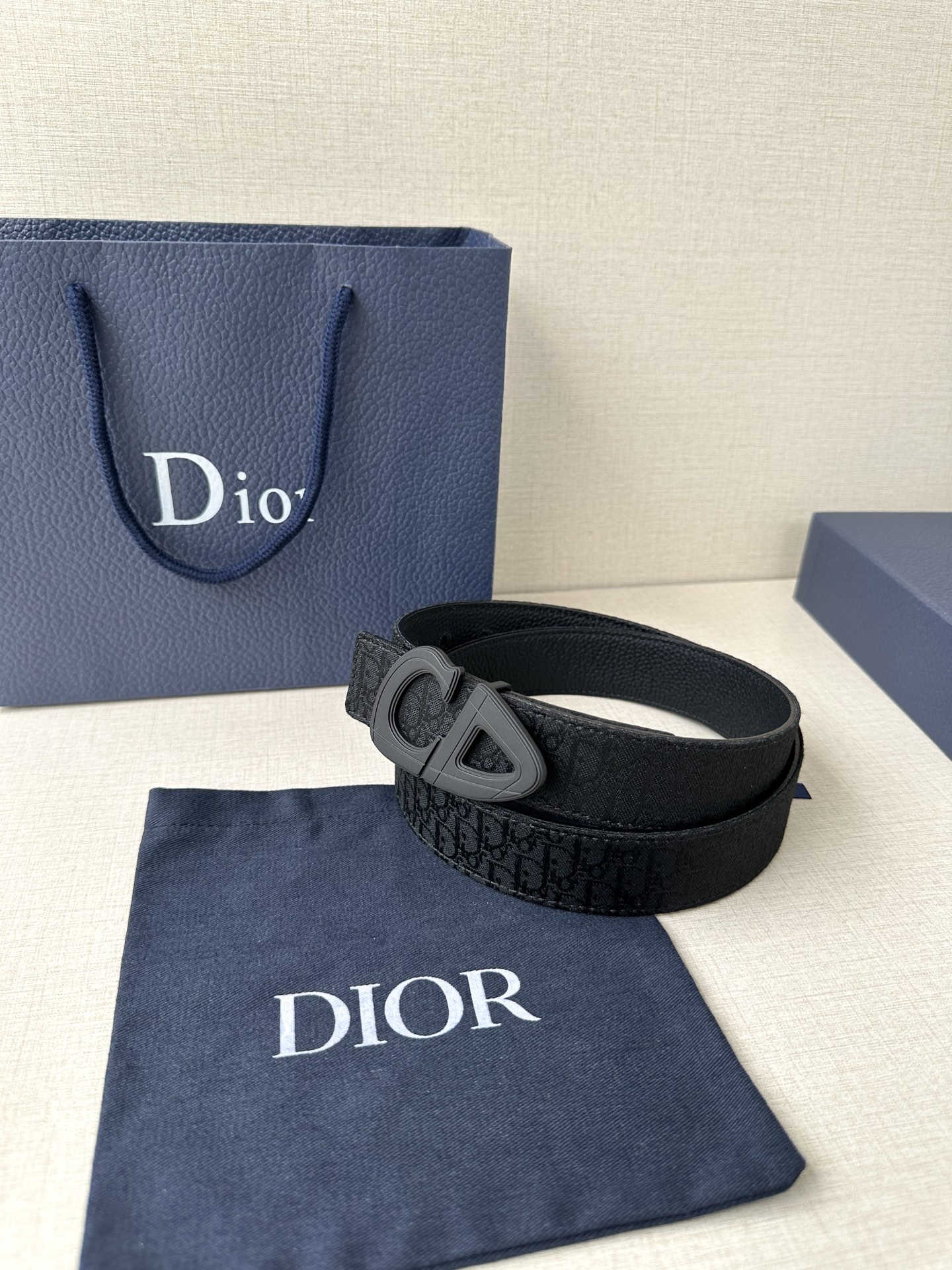 宽度3.5cm Dior 这款砂黑 金 白