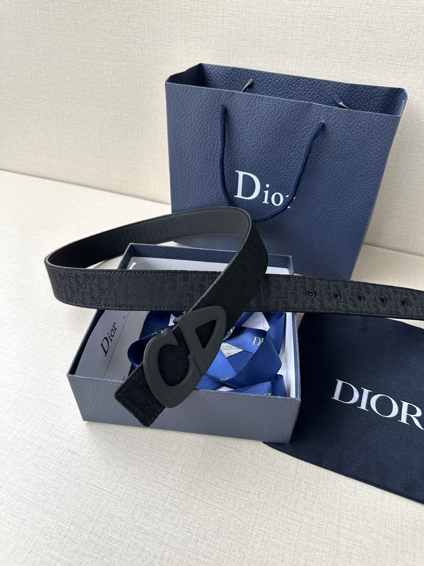 宽度3.5cm Dior 这款砂黑 金 白