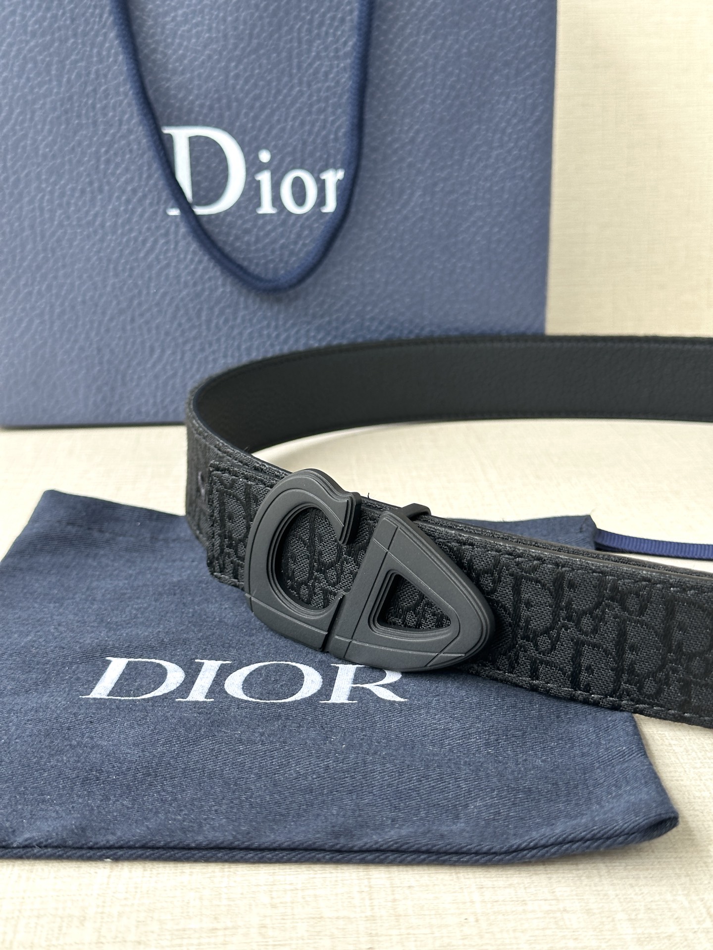 宽度3.5cm Dior 这款砂黑 金 白