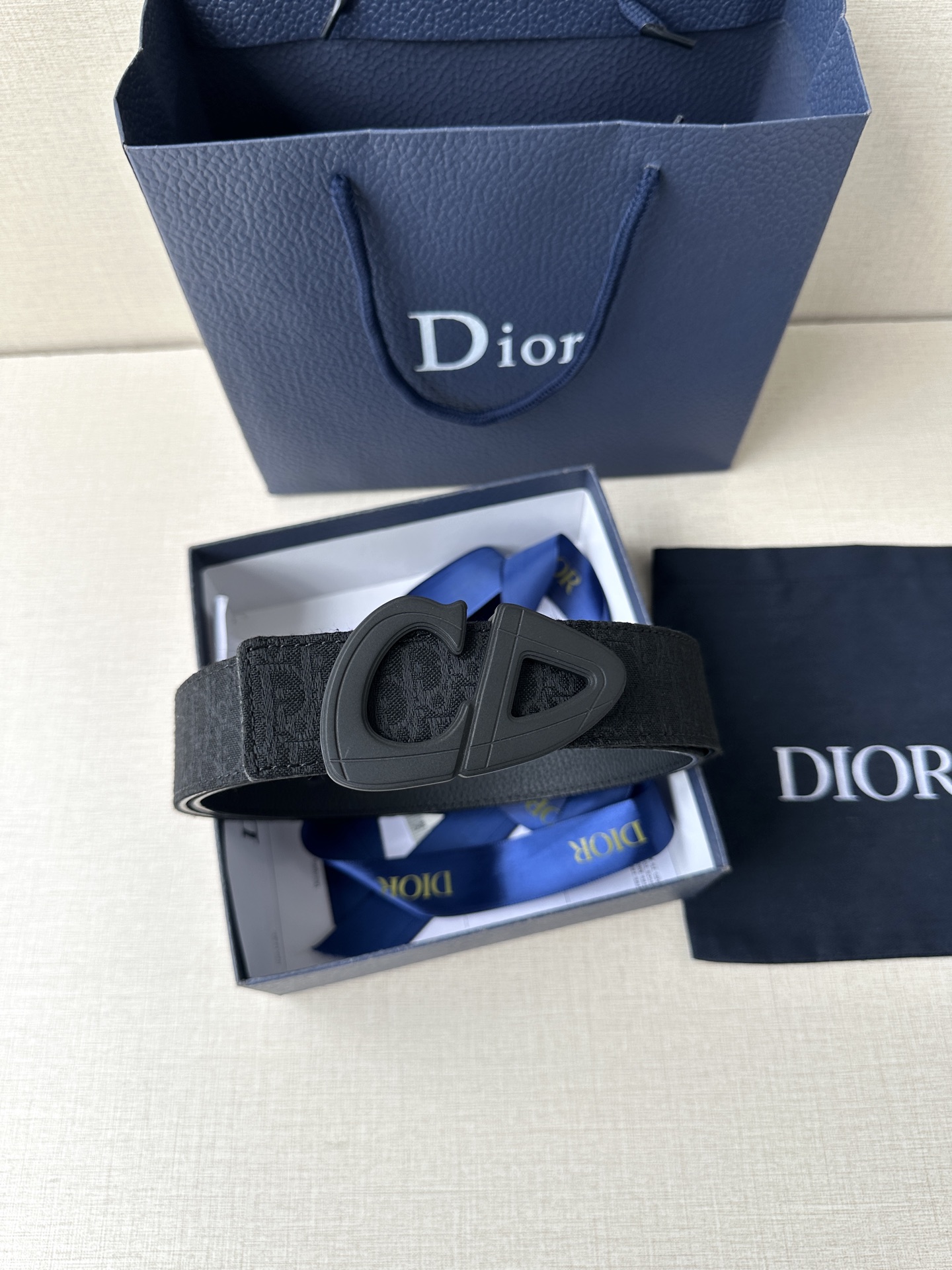 宽度3.5cm Dior 这款砂黑 金 白