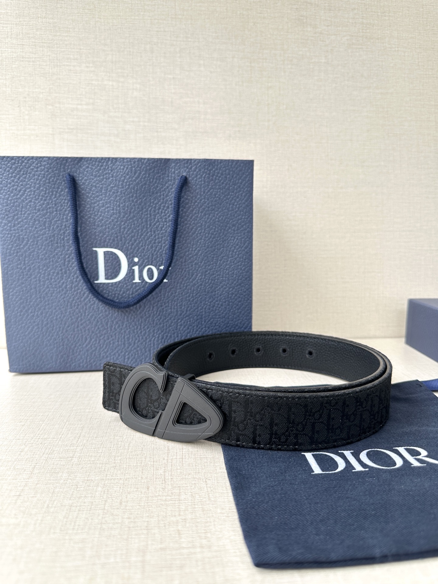 宽度3.5cm Dior 这款砂黑 金 白