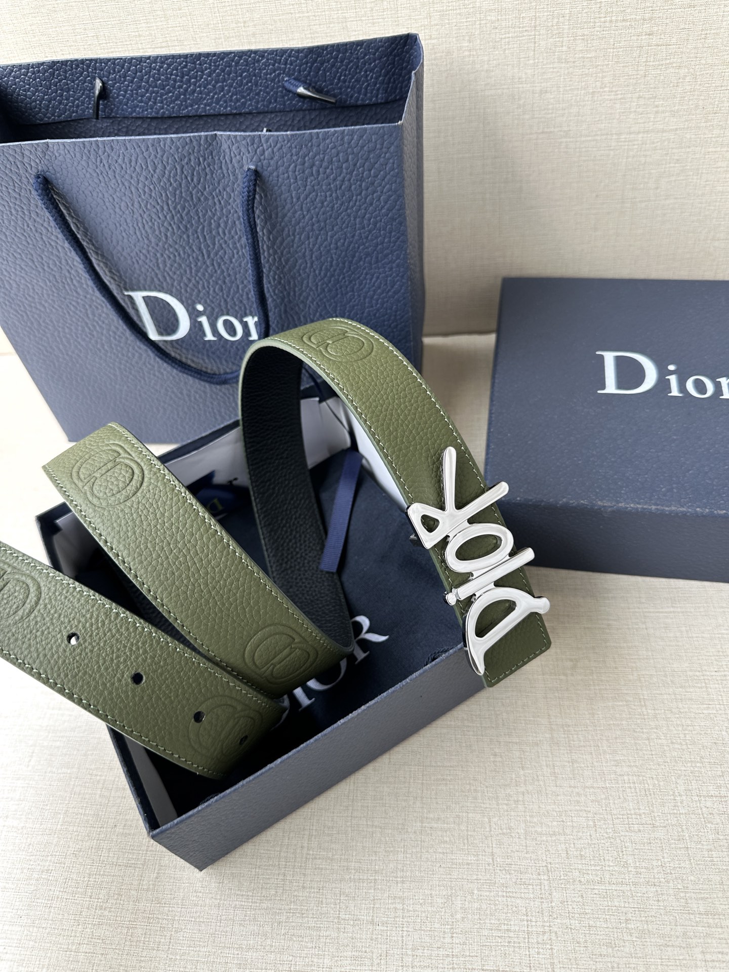  Dior 这款双面腰带结合典雅气质与摩登风范。双面均采用粒面牛皮革精心制作，一面为黑色，另一面多色可选