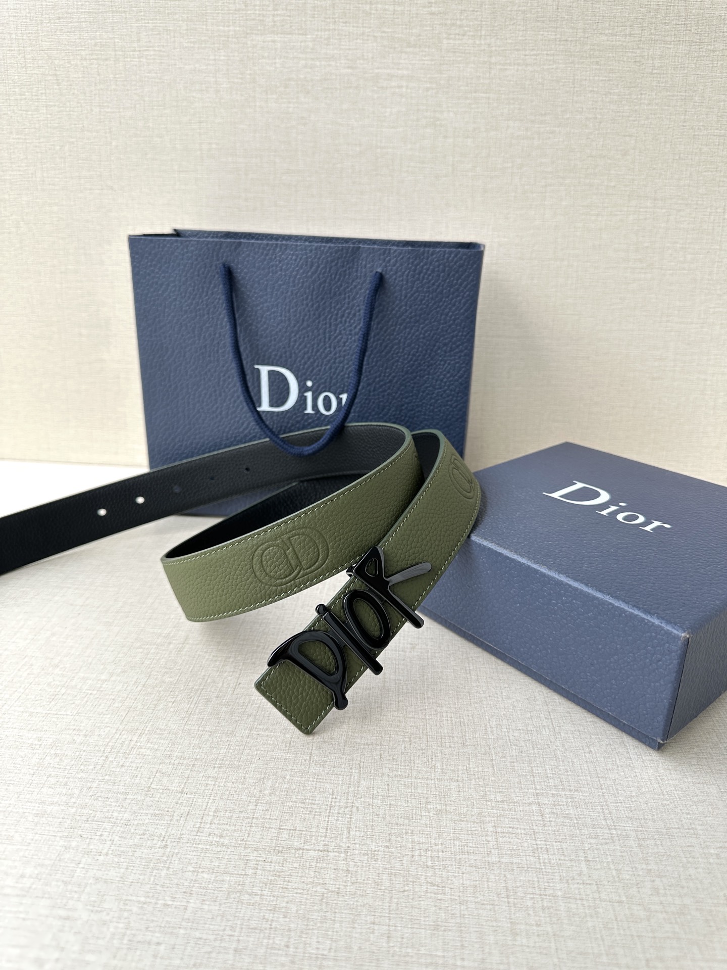  Dior 这款双面腰带结合典雅气质与摩登风范。双面均采用粒面牛皮革精心制作，一面为黑色，另一面多色可选