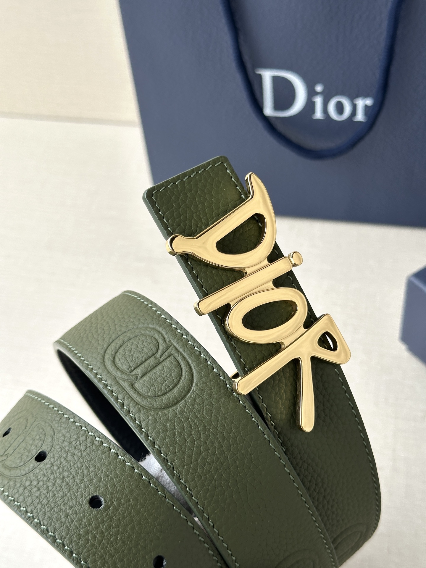  Dior 这款双面腰带结合典雅气质与摩登风范。双面均采用粒面牛皮革精心制作，一面为黑色，另一面多色可选
