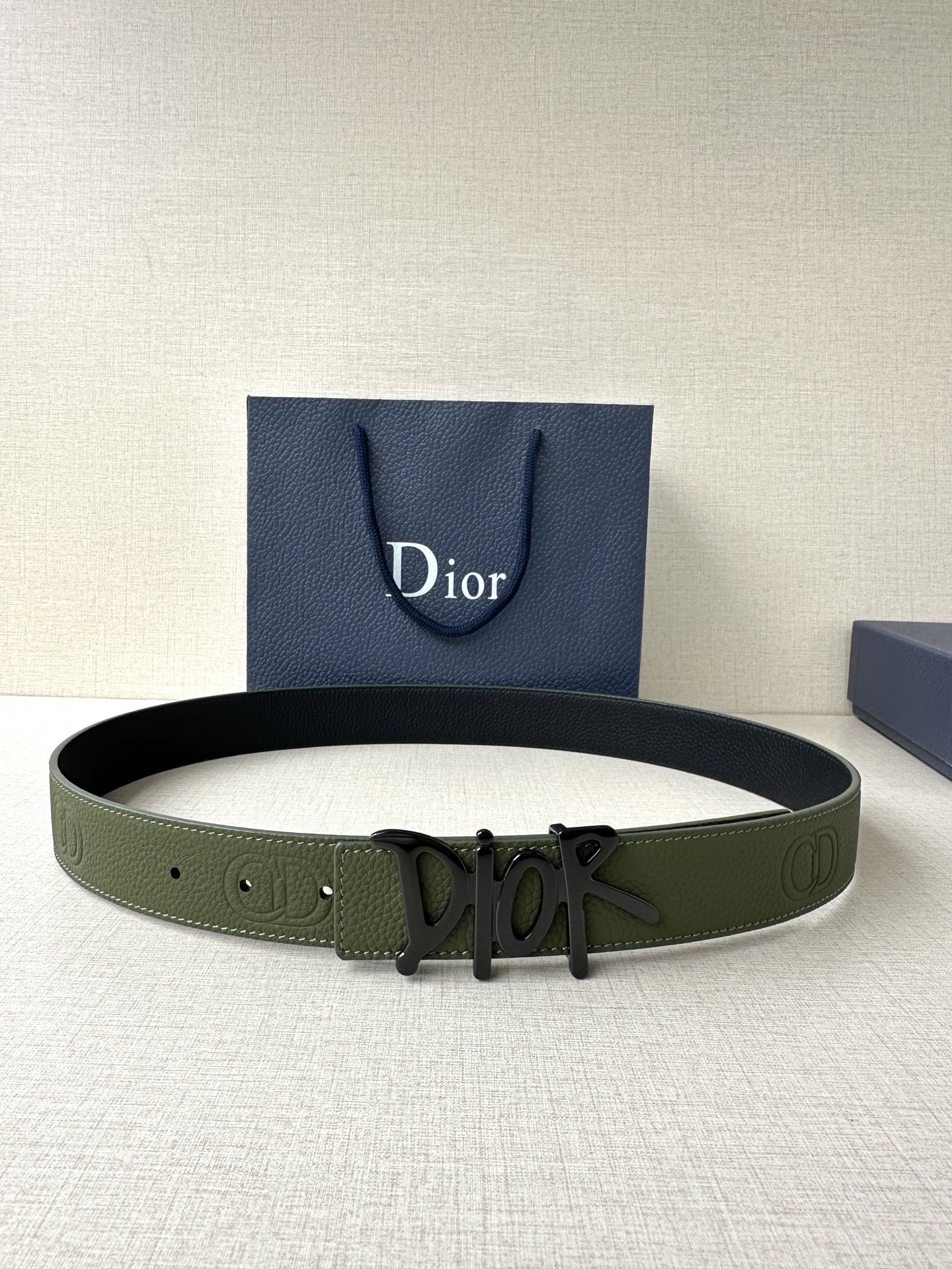  Dior 这款双面腰带结合典雅气质与摩登风范。双面均采用粒面牛皮革精心制作，一面为黑色，另一面多色可选