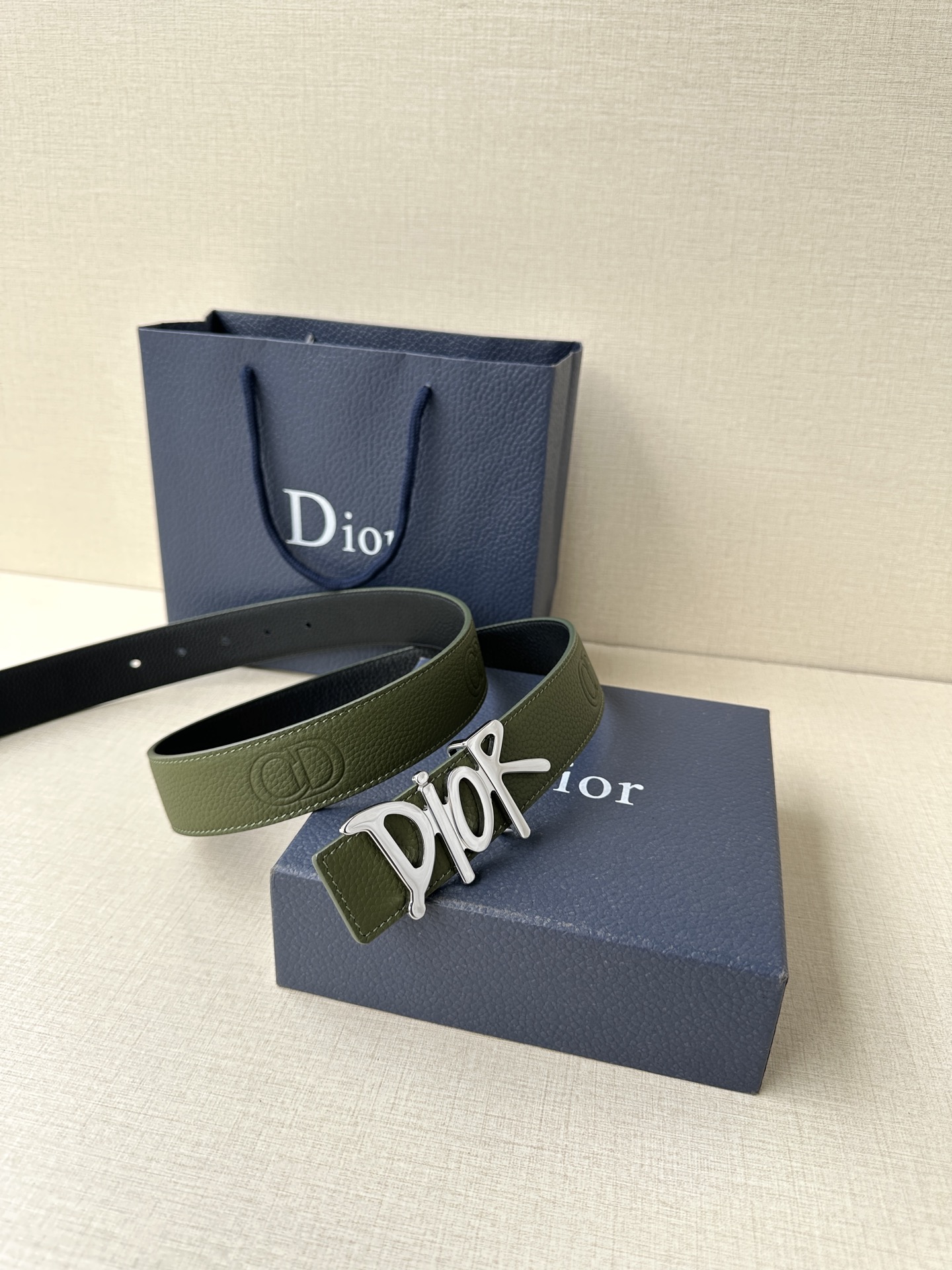  Dior 这款双面腰带结合典雅气质与摩登风范。双面均采用粒面牛皮革精心制作，一面为黑色，另一面多色可选