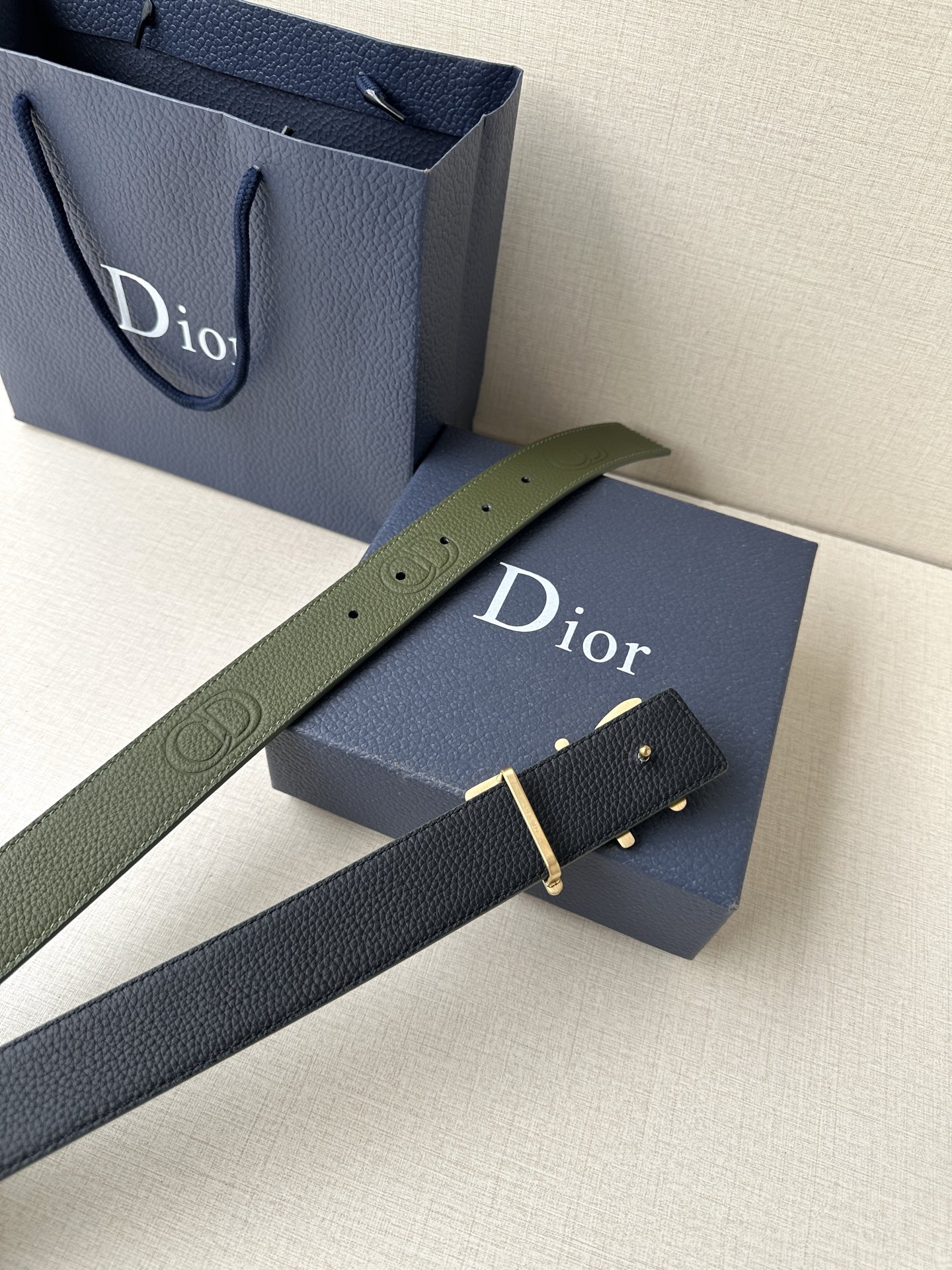  Dior 这款双面腰带结合典雅气质与摩登风范。双面均采用粒面牛皮革精心制作，一面为黑色，另一面多色可选