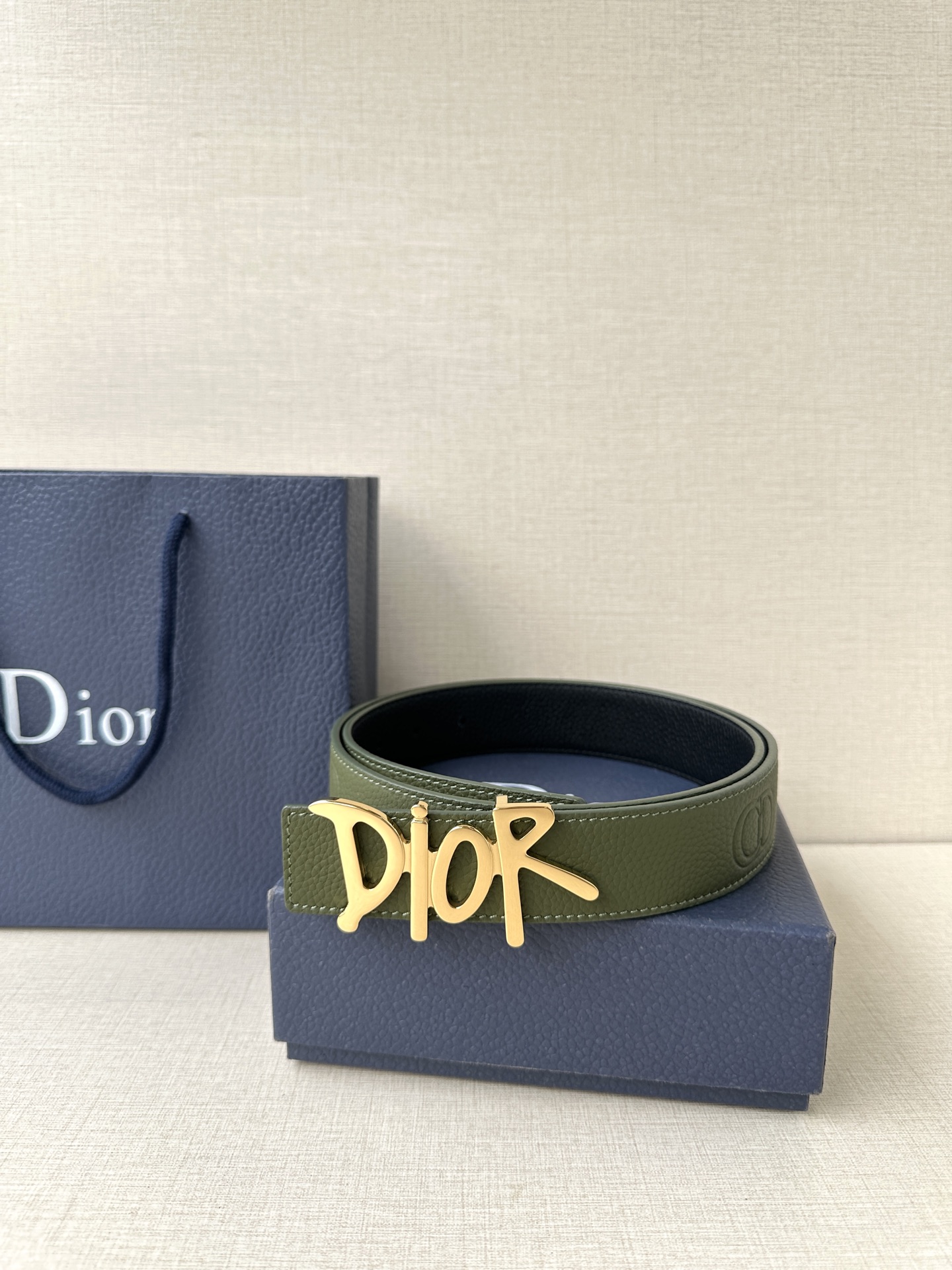  Dior 这款双面腰带结合典雅气质与摩登风范。双面均采用粒面牛皮革精心制作，一面为黑色，另一面多色可选