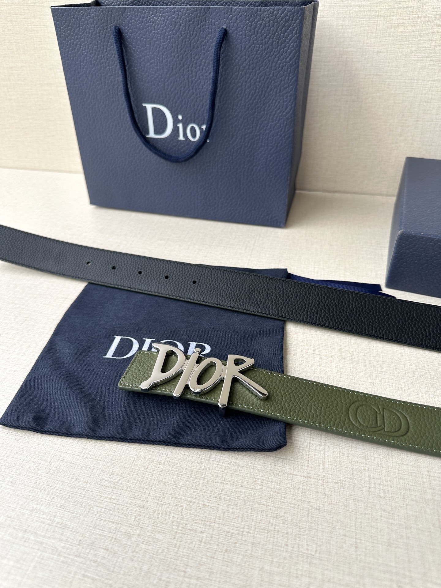  Dior 这款双面腰带结合典雅气质与摩登风范。双面均采用粒面牛皮革精心制作，一面为黑色，另一面多色可选