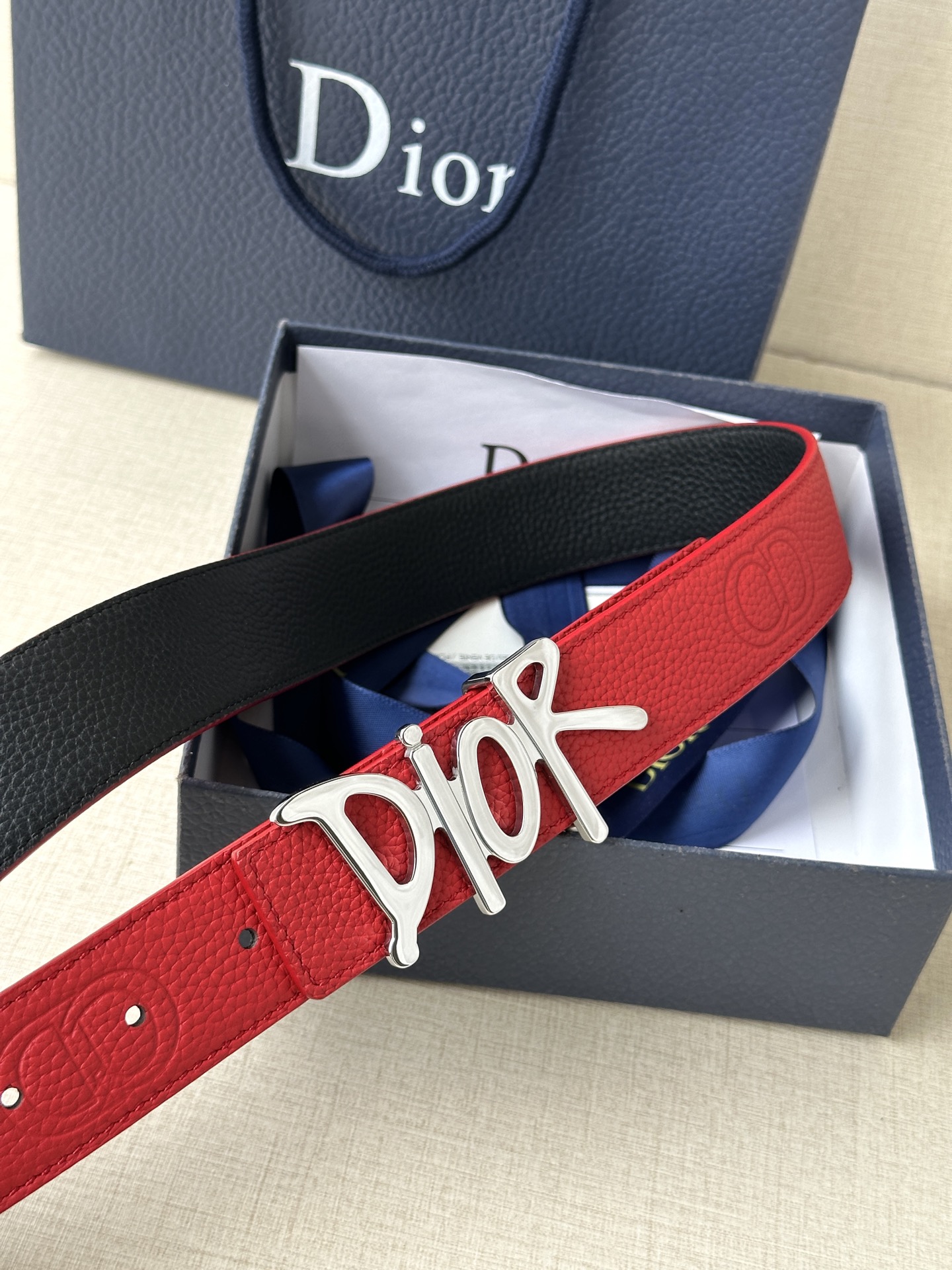   Dior 这款双面腰带结合典雅气质与摩登风范。双面均采用粒面牛皮革精心制作，一面为黑色，另一面多色可