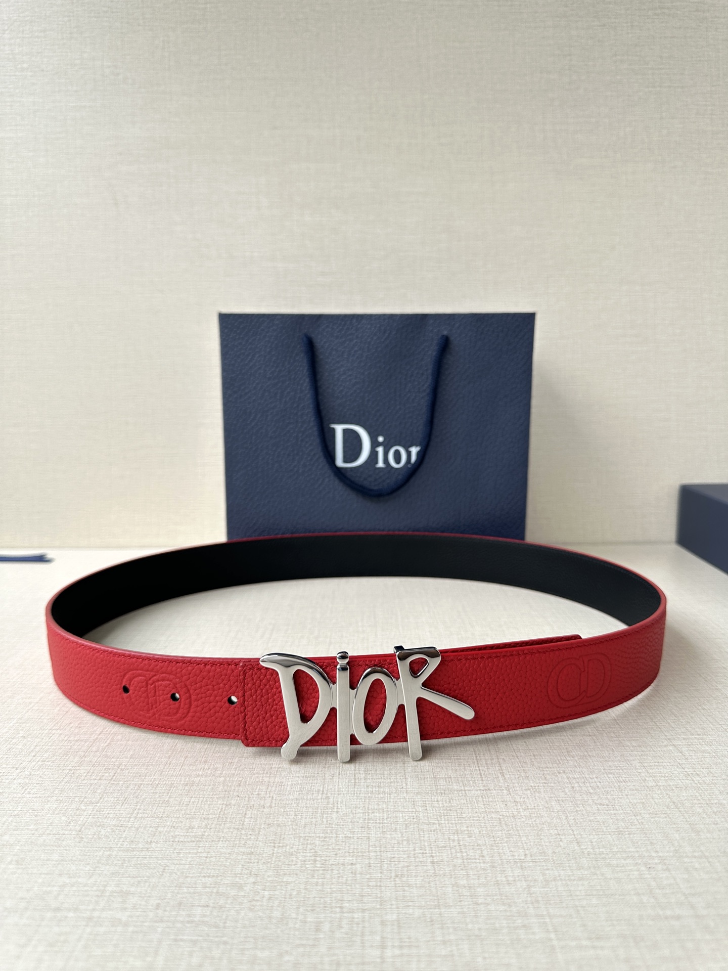   Dior 这款双面腰带结合典雅气质与摩登风范。双面均采用粒面牛皮革精心制作，一面为黑色，另一面多色可