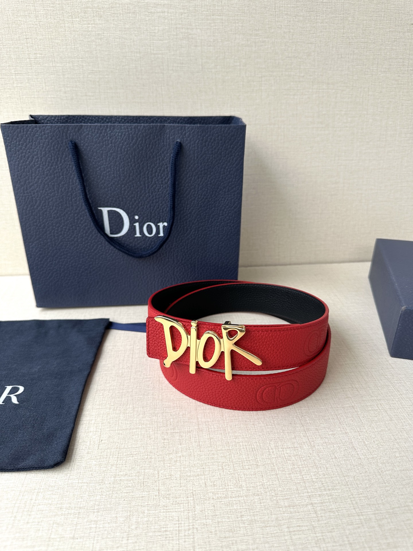   Dior 这款双面腰带结合典雅气质与摩登风范。双面均采用粒面牛皮革精心制作，一面为黑色，另一面多色可