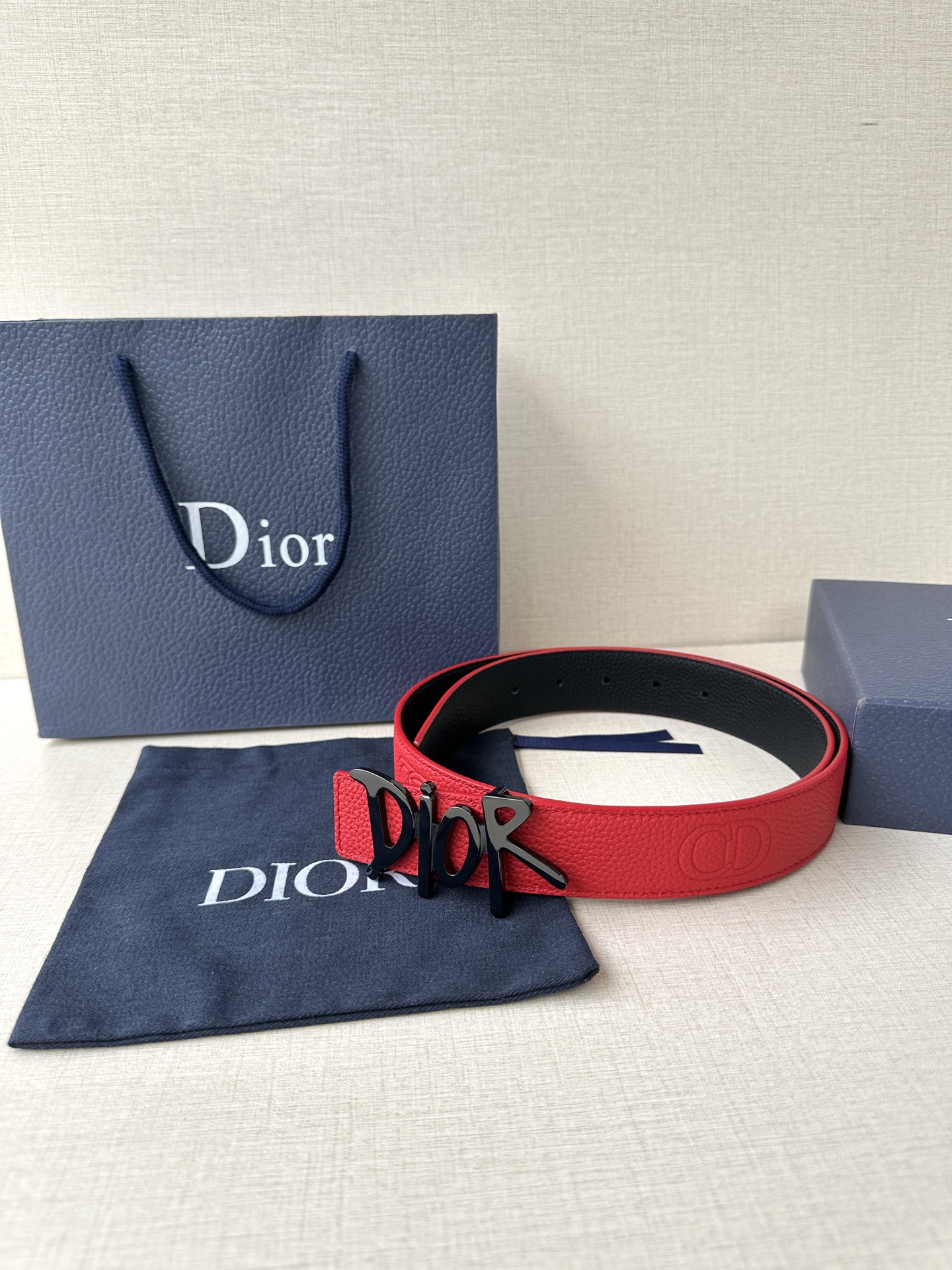   Dior 这款双面腰带结合典雅气质与摩登风范。双面均采用粒面牛皮革精心制作，一面为黑色，另一面多色可