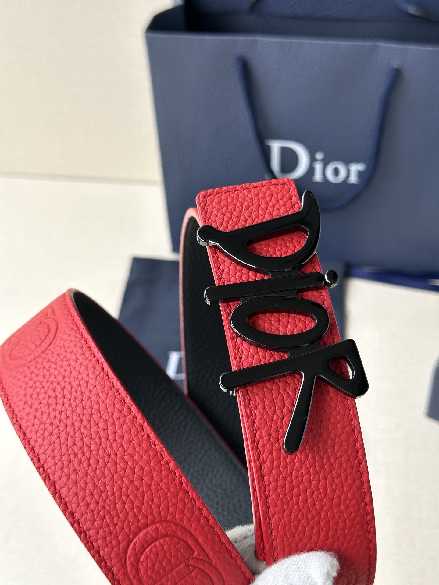   Dior 这款双面腰带结合典雅气质与摩登风范。双面均采用粒面牛皮革精心制作，一面为黑色，另一面多色可