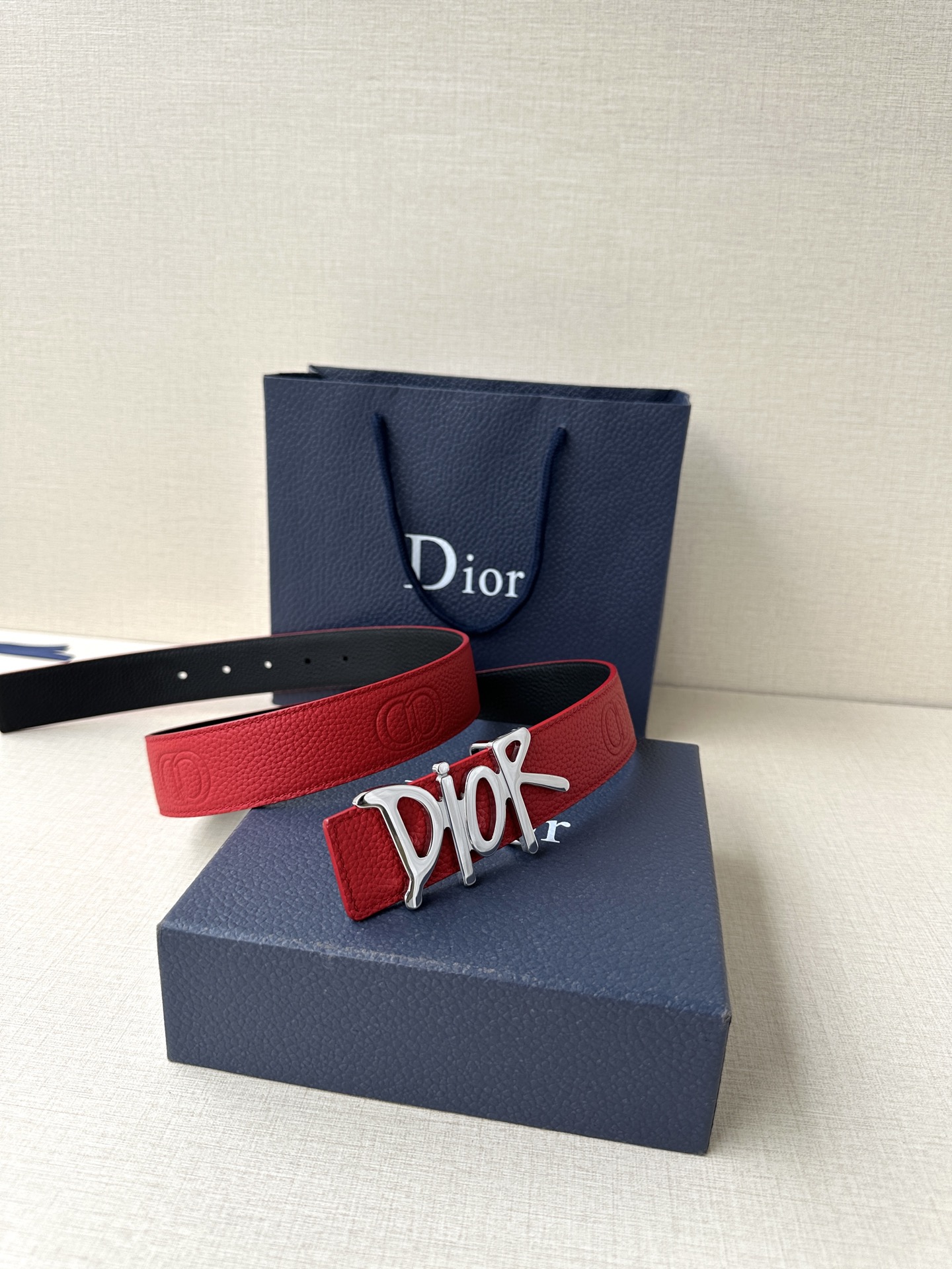   Dior 这款双面腰带结合典雅气质与摩登风范。双面均采用粒面牛皮革精心制作，一面为黑色，另一面多色可