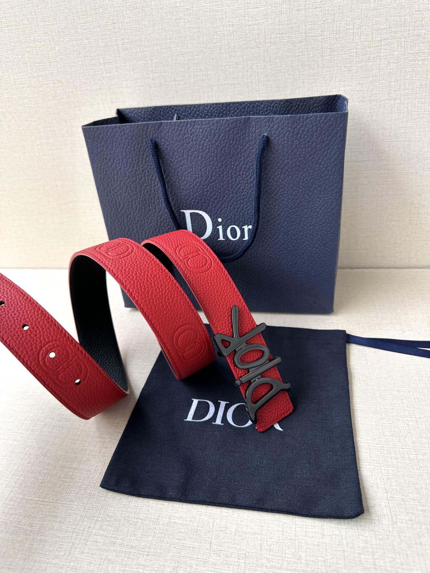   Dior 这款双面腰带结合典雅气质与摩登风范。双面均采用粒面牛皮革精心制作，一面为黑色，另一面多色可