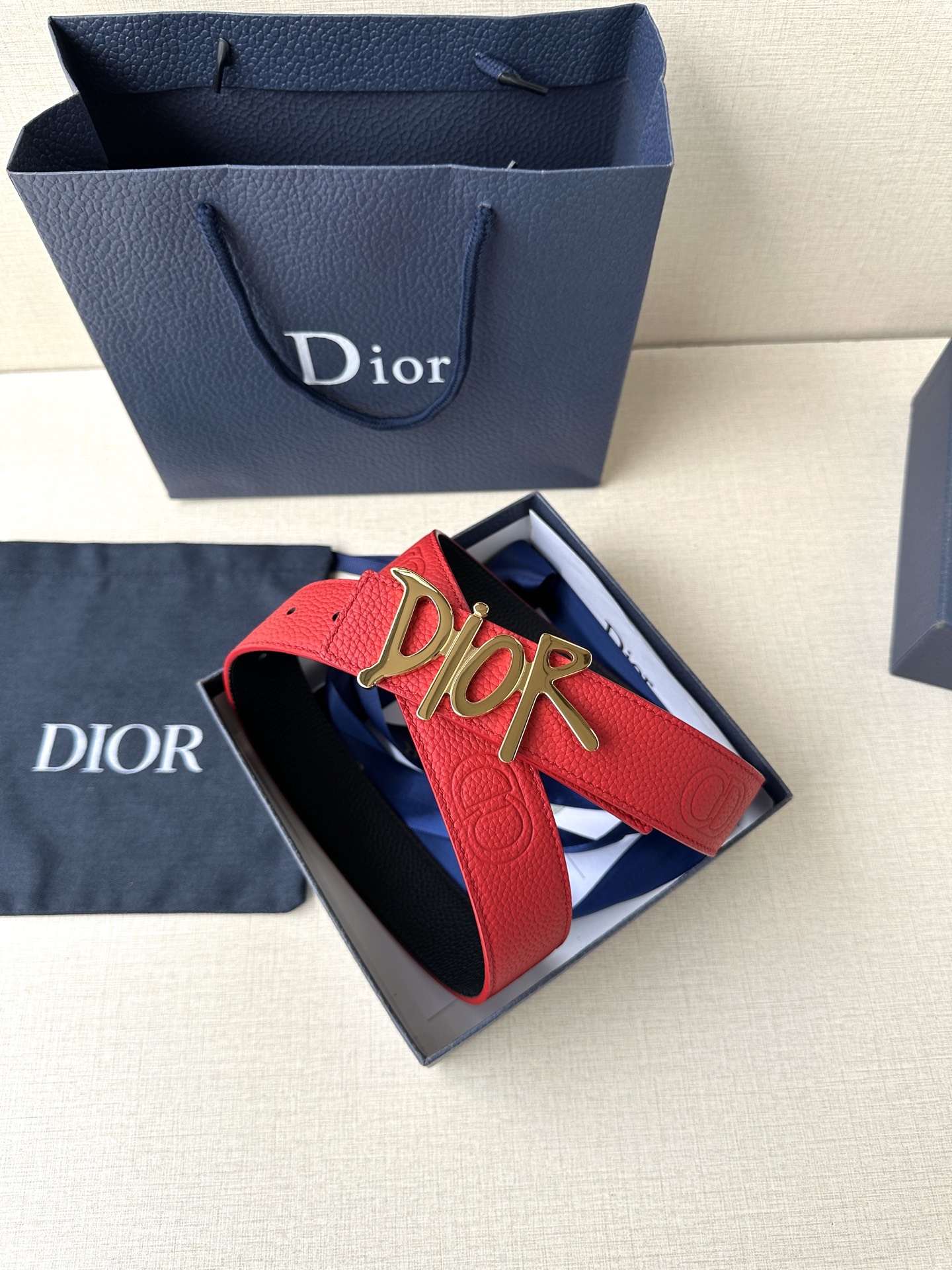  Dior 这款双面腰带结合典雅气质与摩登风范。双面均采用粒面牛皮革精心制作，一面为黑色，另一面多色可