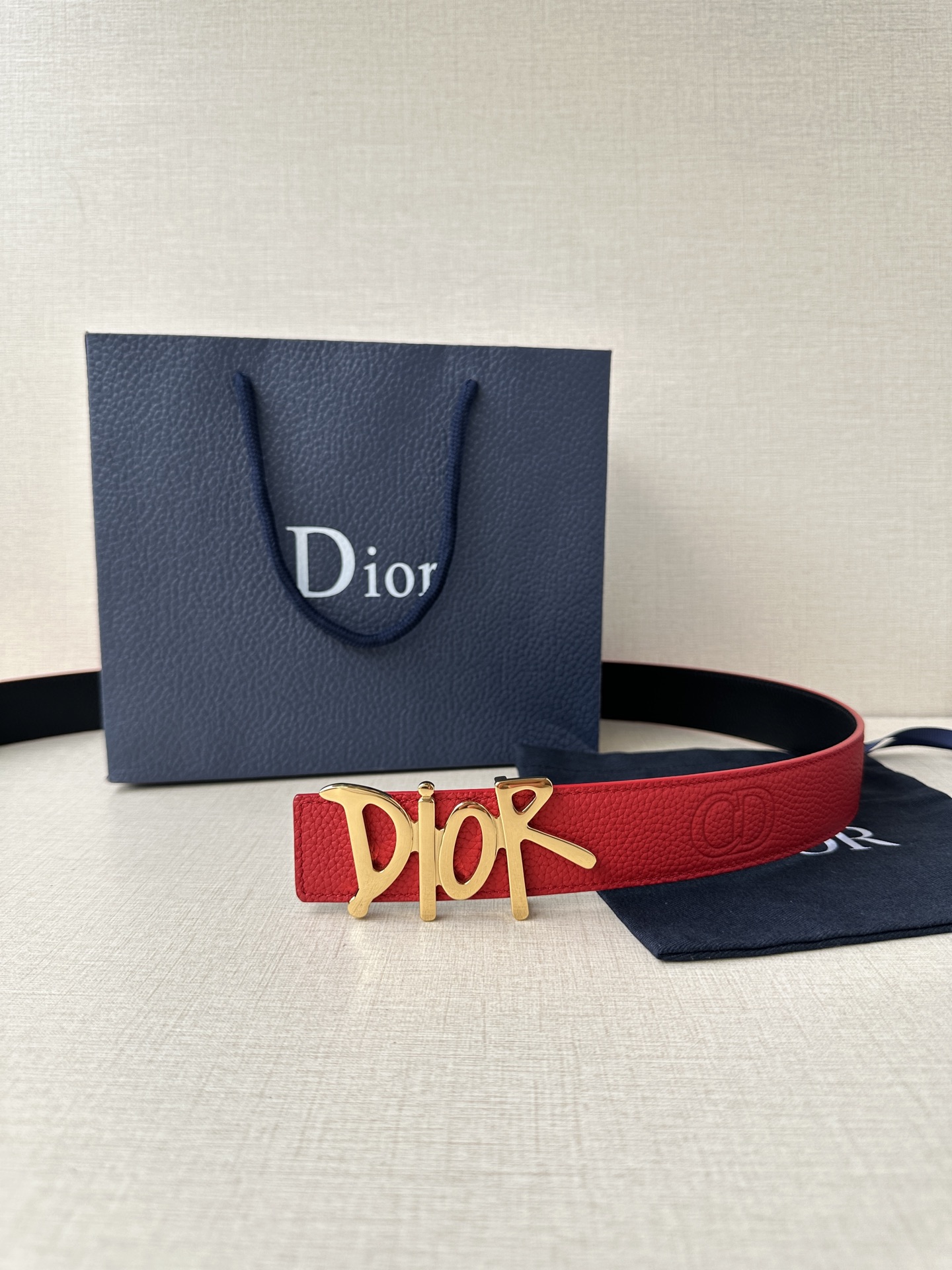   Dior 这款双面腰带结合典雅气质与摩登风范。双面均采用粒面牛皮革精心制作，一面为黑色，另一面多色可