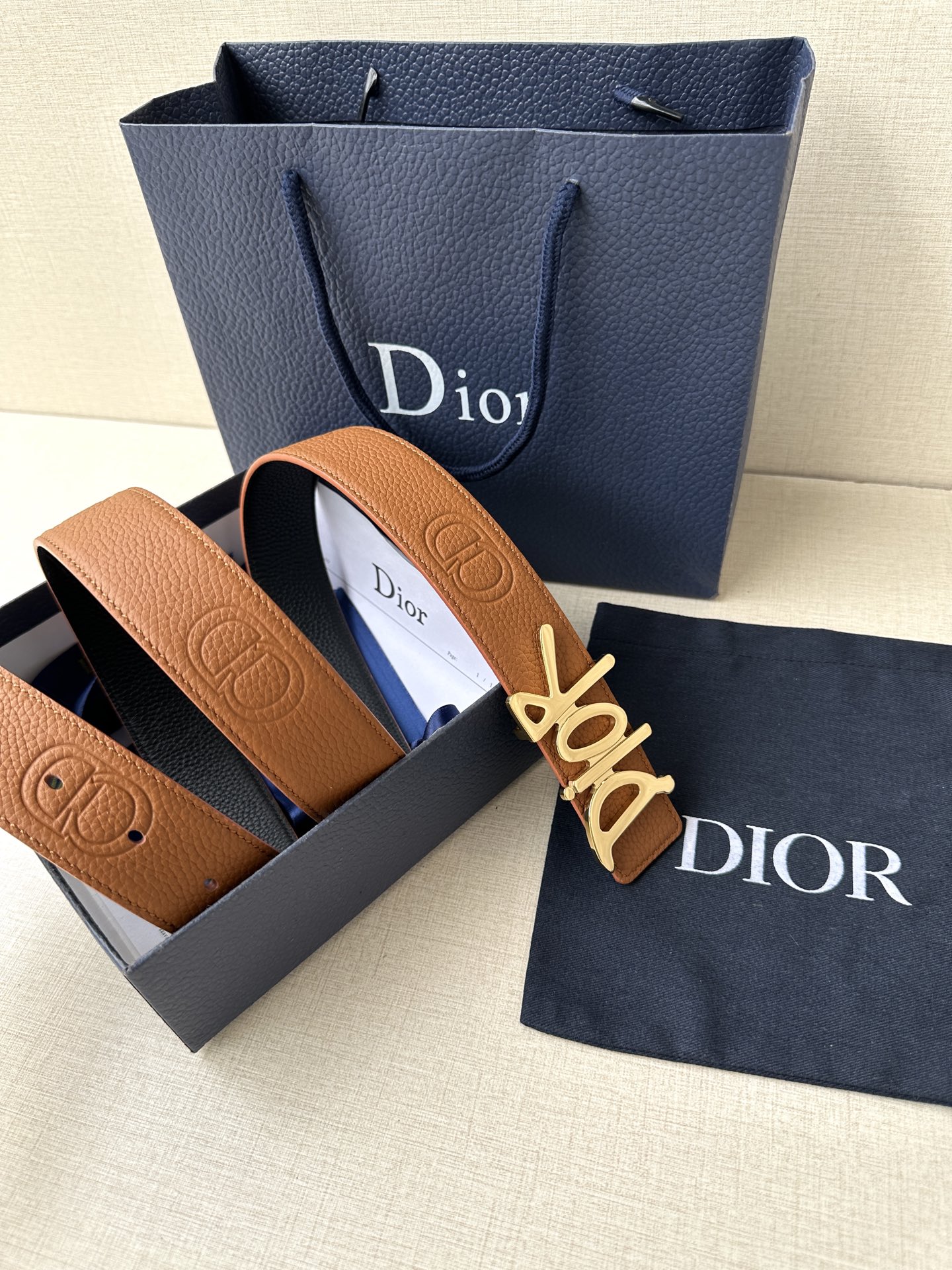  Dior 这款双面腰带结合典雅气质与摩登风范。双面均采用粒面牛皮革精心制作，一面为黑色，另一面多色可选