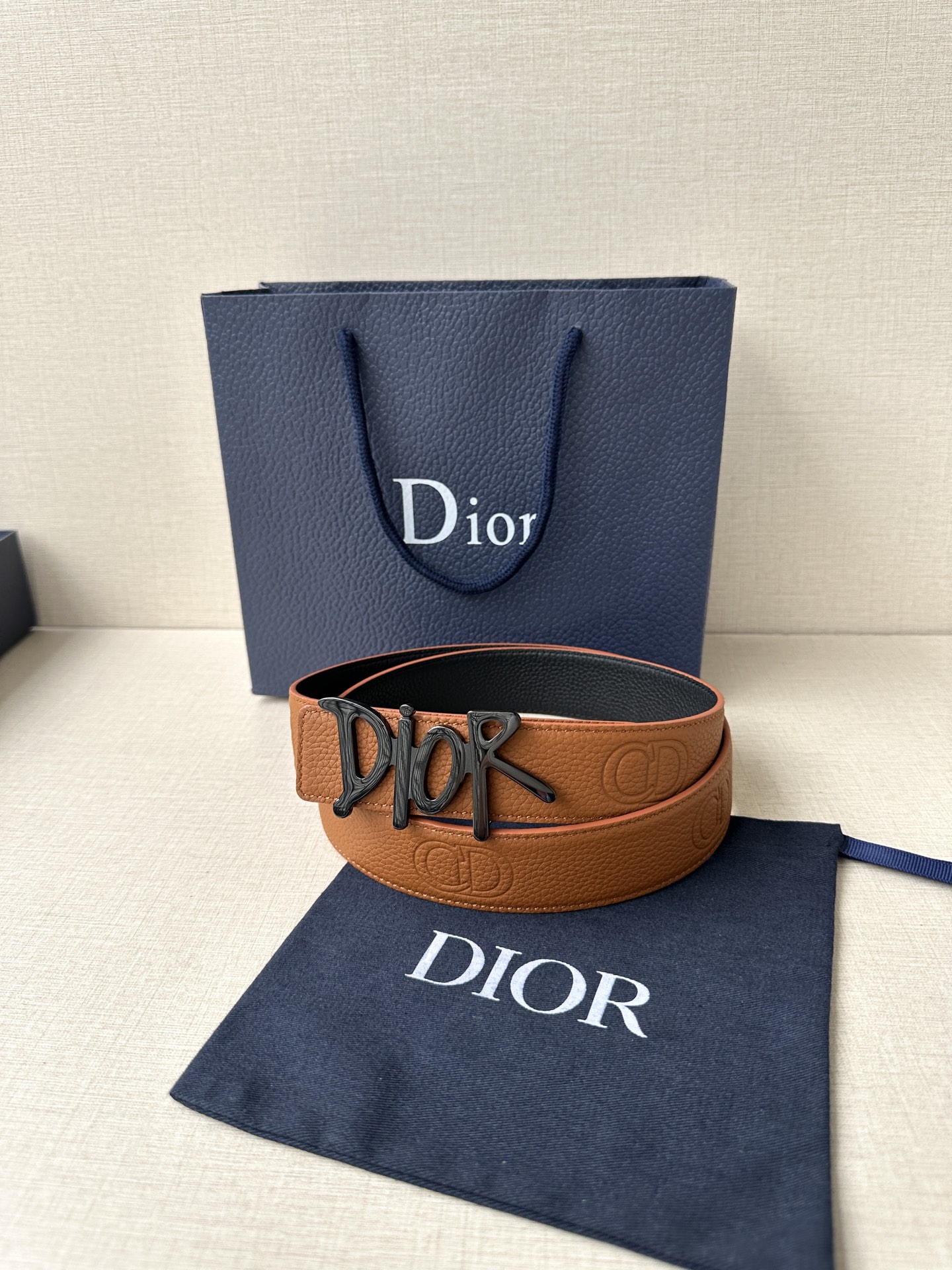  Dior 这款双面腰带结合典雅气质与摩登风范。双面均采用粒面牛皮革精心制作，一面为黑色，另一面多色可选