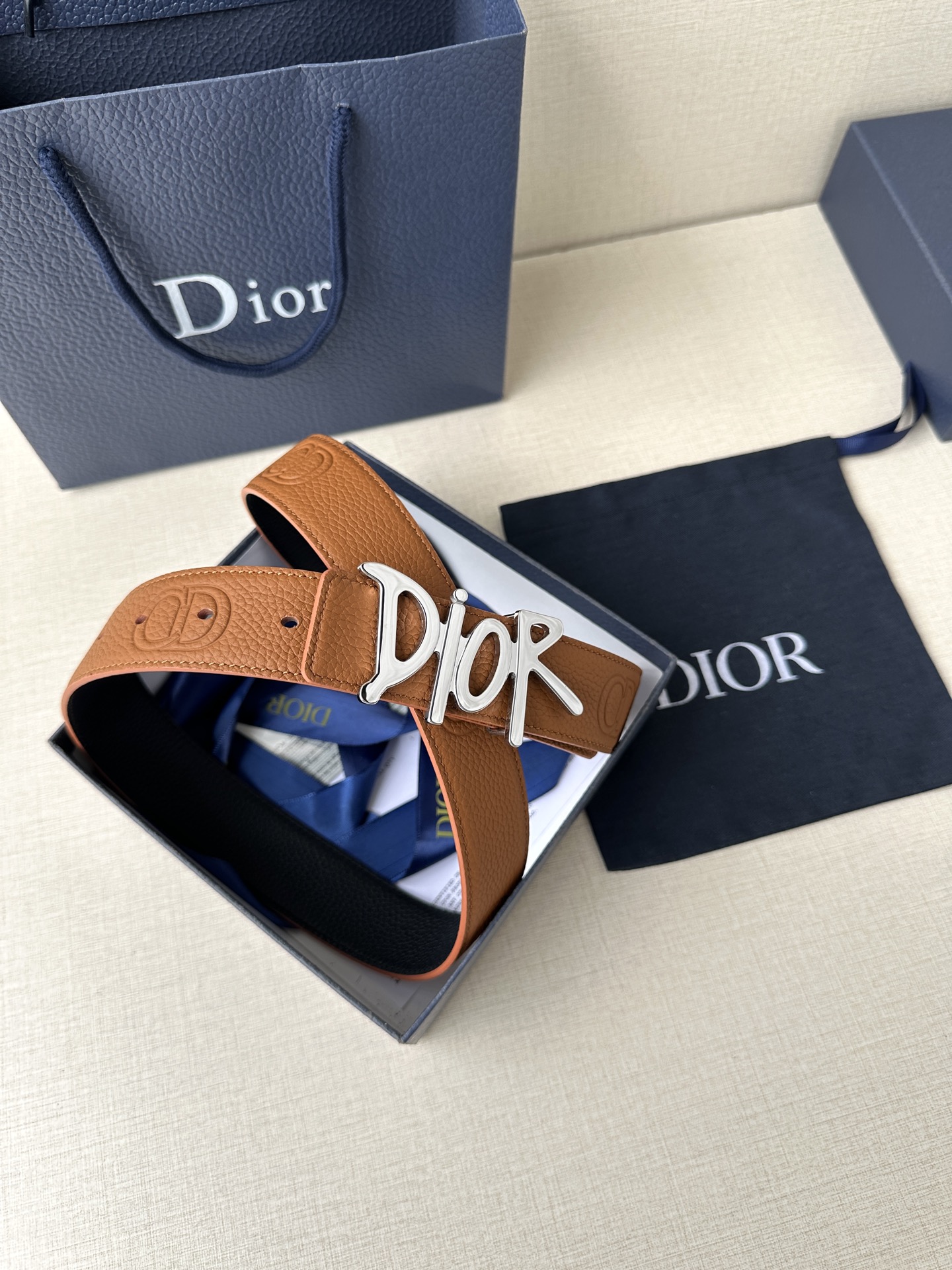  Dior 这款双面腰带结合典雅气质与摩登风范。双面均采用粒面牛皮革精心制作，一面为黑色，另一面多色可选