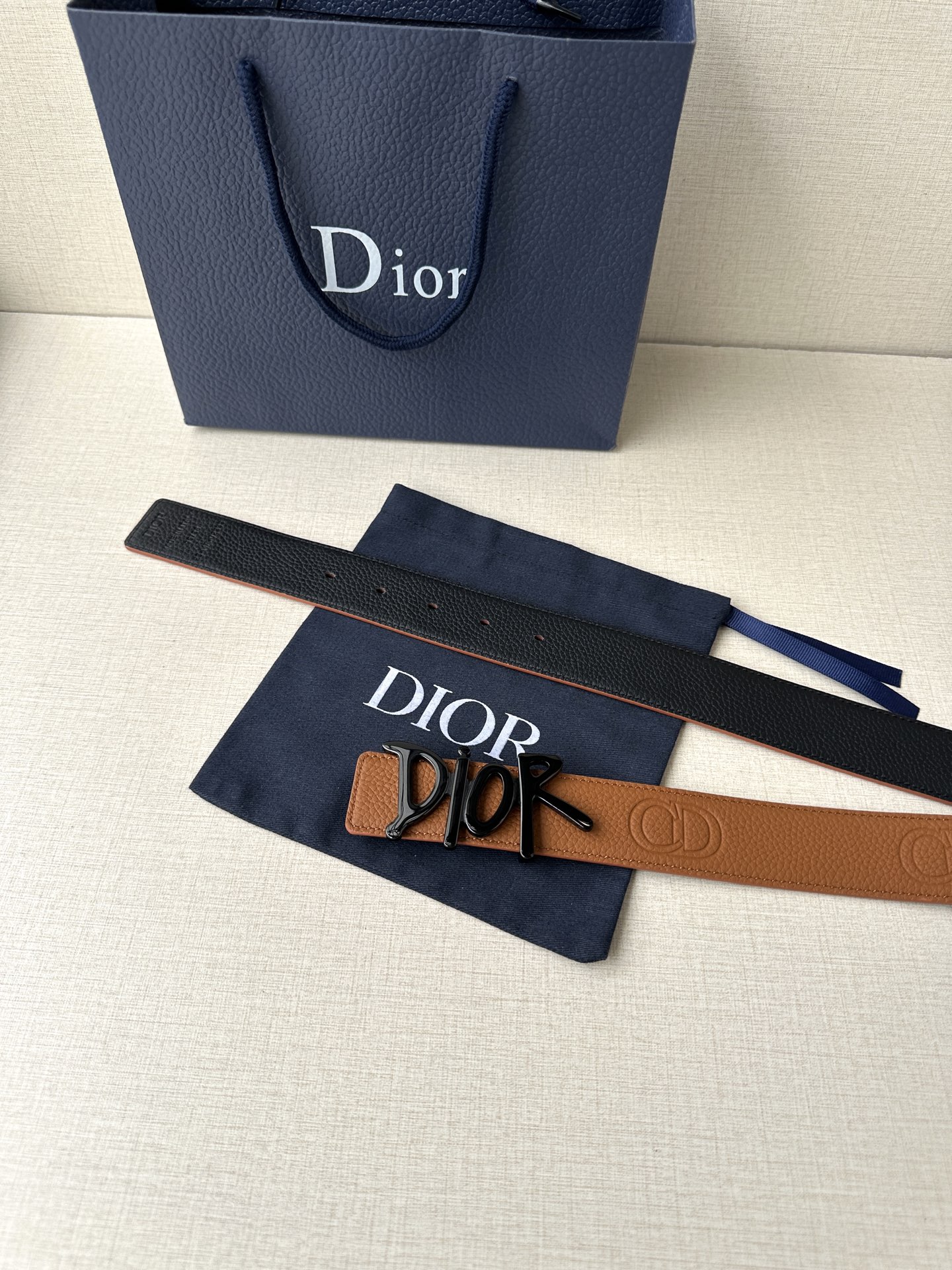  Dior 这款双面腰带结合典雅气质与摩登风范。双面均采用粒面牛皮革精心制作，一面为黑色，另一面多色可选
