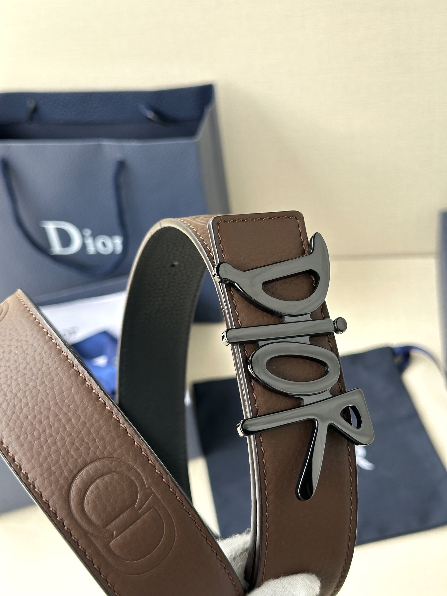  Dior 这款双面腰带结合典雅气质与摩登风范。双面均采用粒面牛皮革精心制作，一面为黑色，另一面多色可选