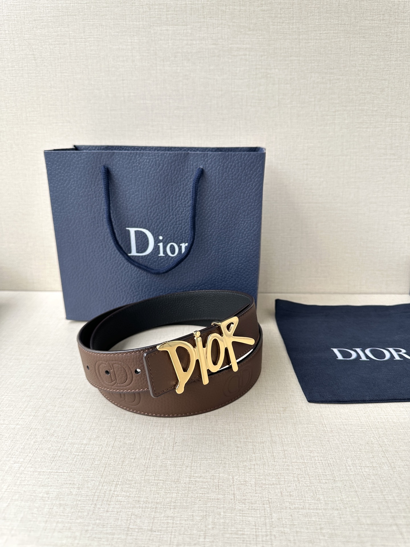  Dior 这款双面腰带结合典雅气质与摩登风范。双面均采用粒面牛皮革精心制作，一面为黑色，另一面多色可选