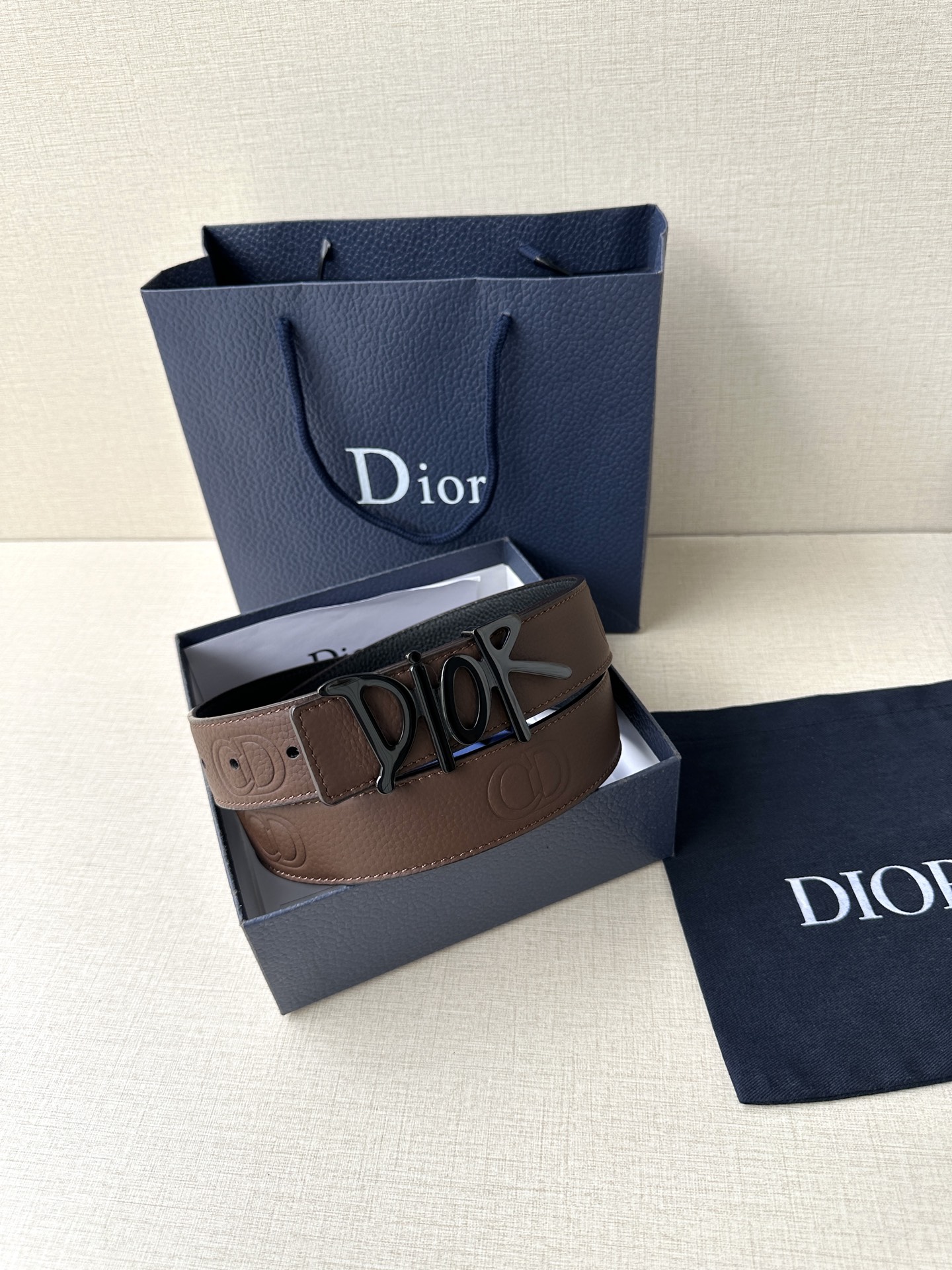  Dior 这款双面腰带结合典雅气质与摩登风范。双面均采用粒面牛皮革精心制作，一面为黑色，另一面多色可选