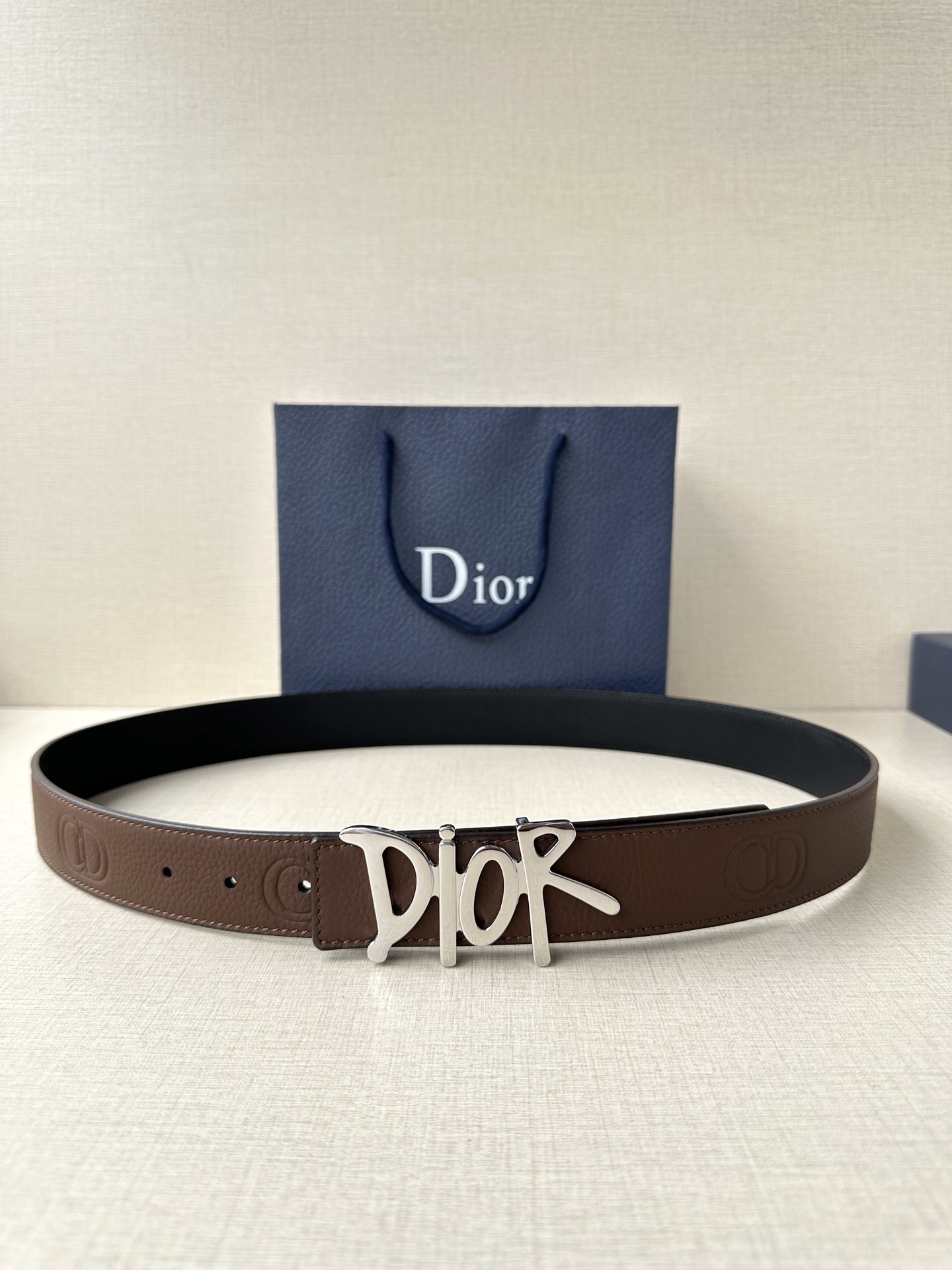  Dior 这款双面腰带结合典雅气质与摩登风范。双面均采用粒面牛皮革精心制作，一面为黑色，另一面多色可选