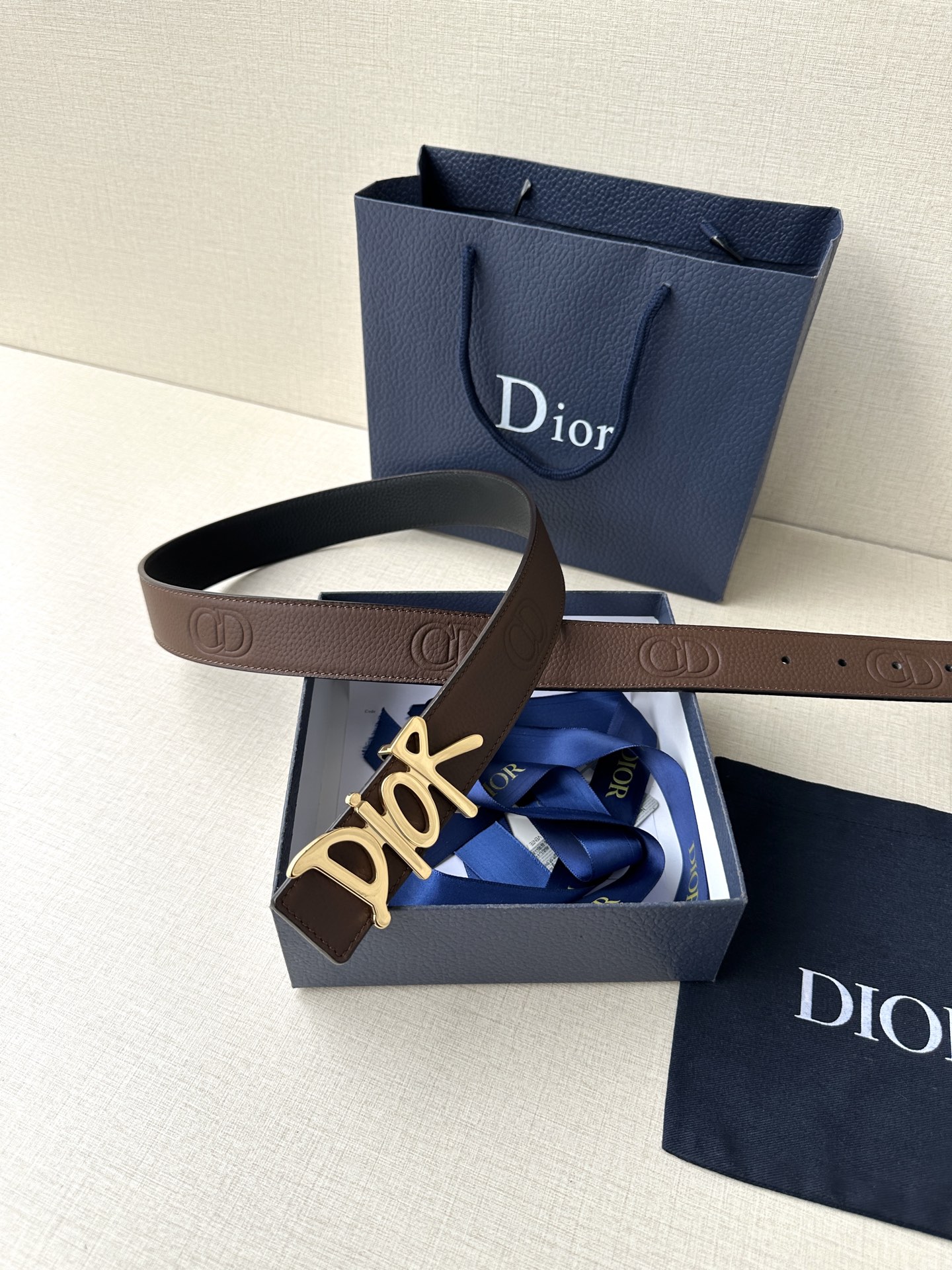  Dior 这款双面腰带结合典雅气质与摩登风范。双面均采用粒面牛皮革精心制作，一面为黑色，另一面多色可选