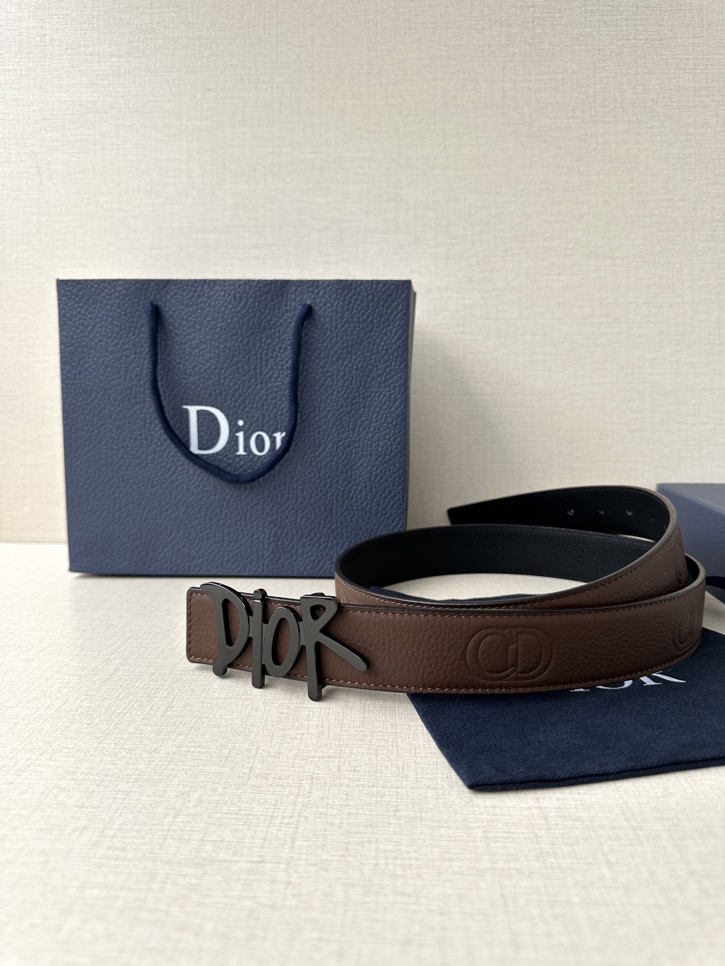  Dior 这款双面腰带结合典雅气质与摩登风范。双面均采用粒面牛皮革精心制作，一面为黑色，另一面多色可选