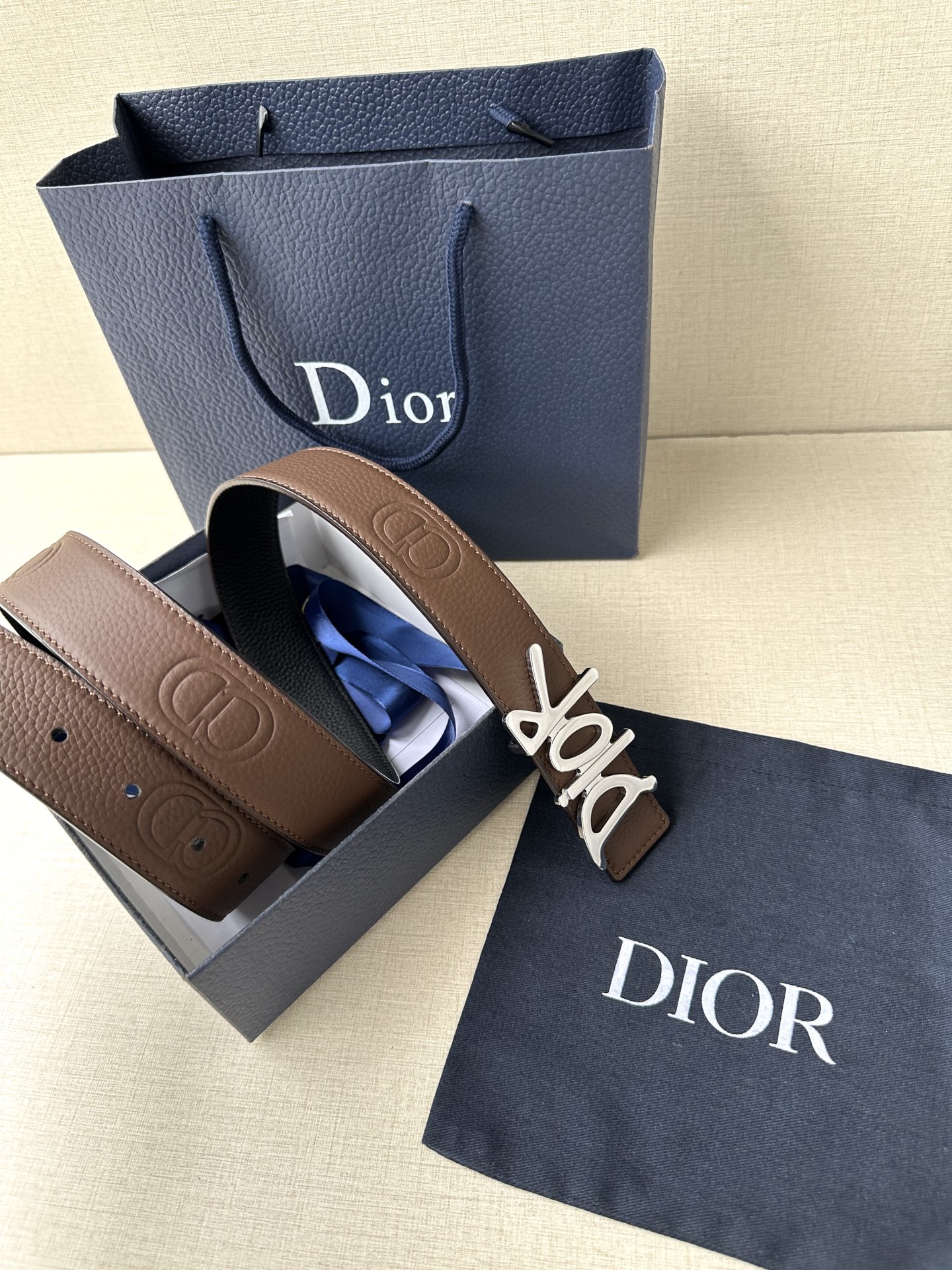  Dior 这款双面腰带结合典雅气质与摩登风范。双面均采用粒面牛皮革精心制作，一面为黑色，另一面多色可选