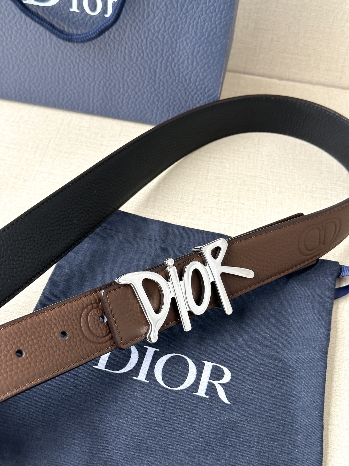  Dior 这款双面腰带结合典雅气质与摩登风范。双面均采用粒面牛皮革精心制作，一面为黑色，另一面多色可选