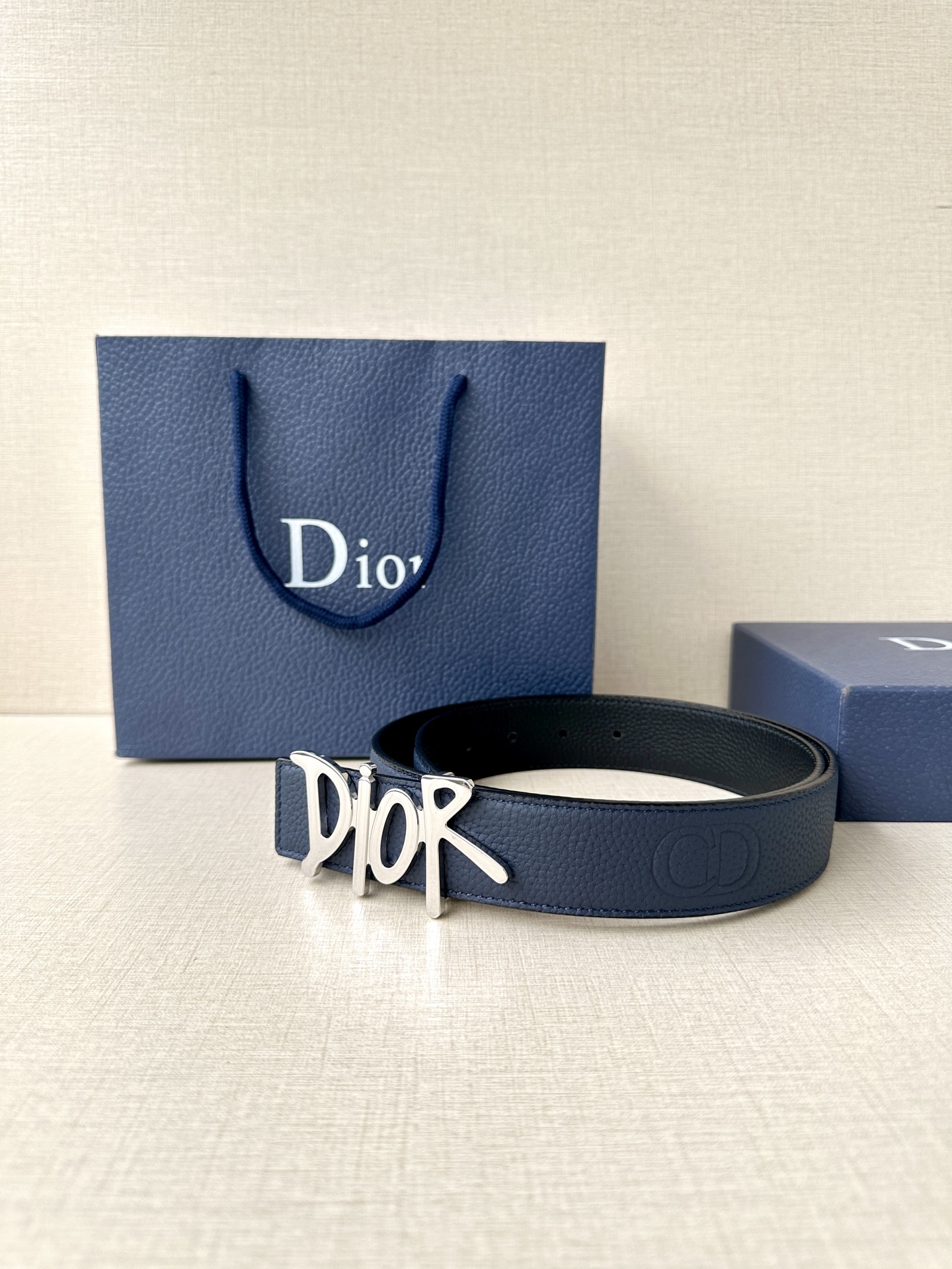  Dior 这款双面腰带结合典雅气质与摩登风范。双面均采用粒面牛皮革精心制作，一面为黑色，另一面多色可选