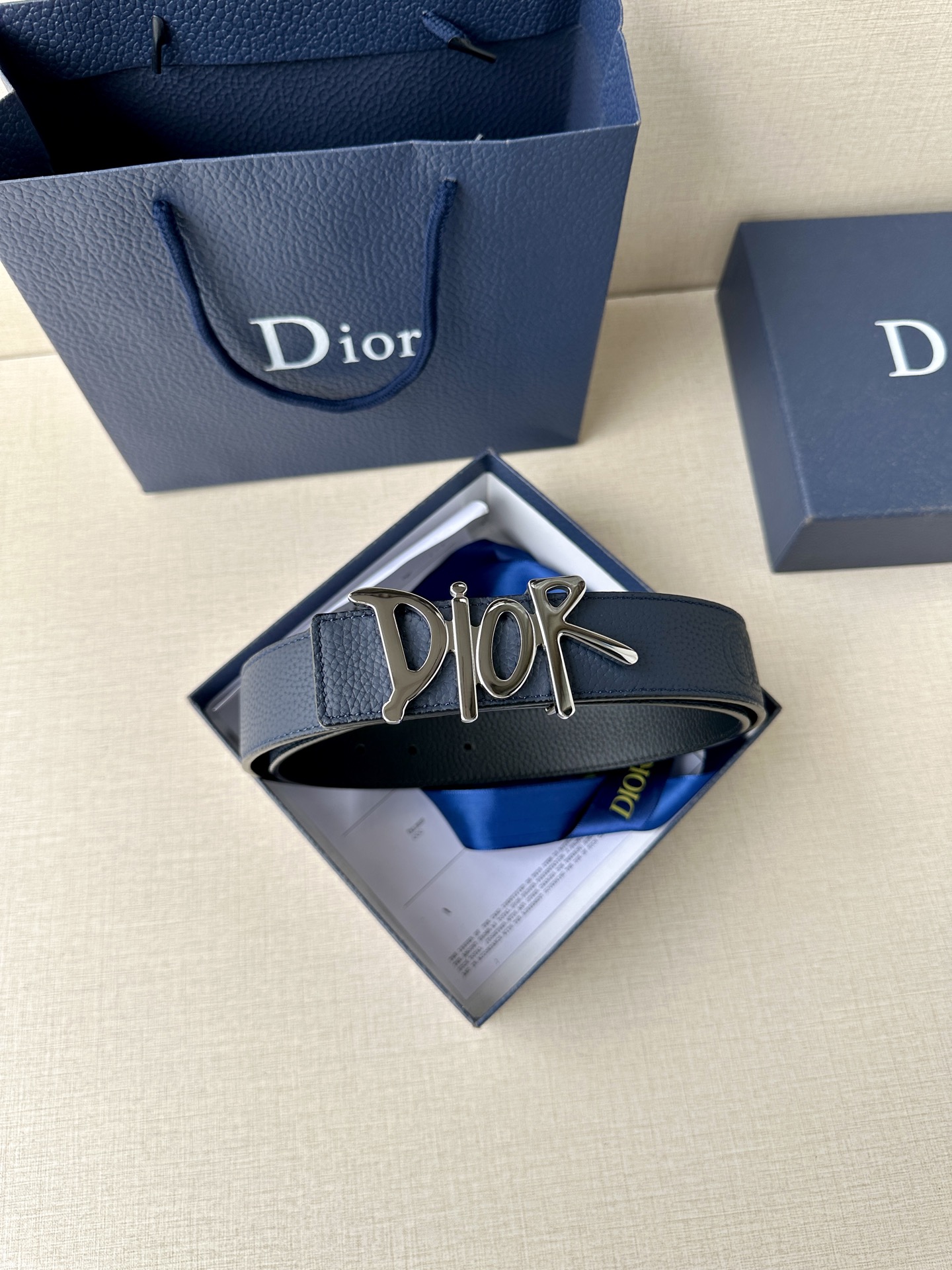 Dior 这款双面腰带结合典雅气质与摩登风范。双面均采用粒面牛皮革精心制作，一面为黑色，另一面多色可选