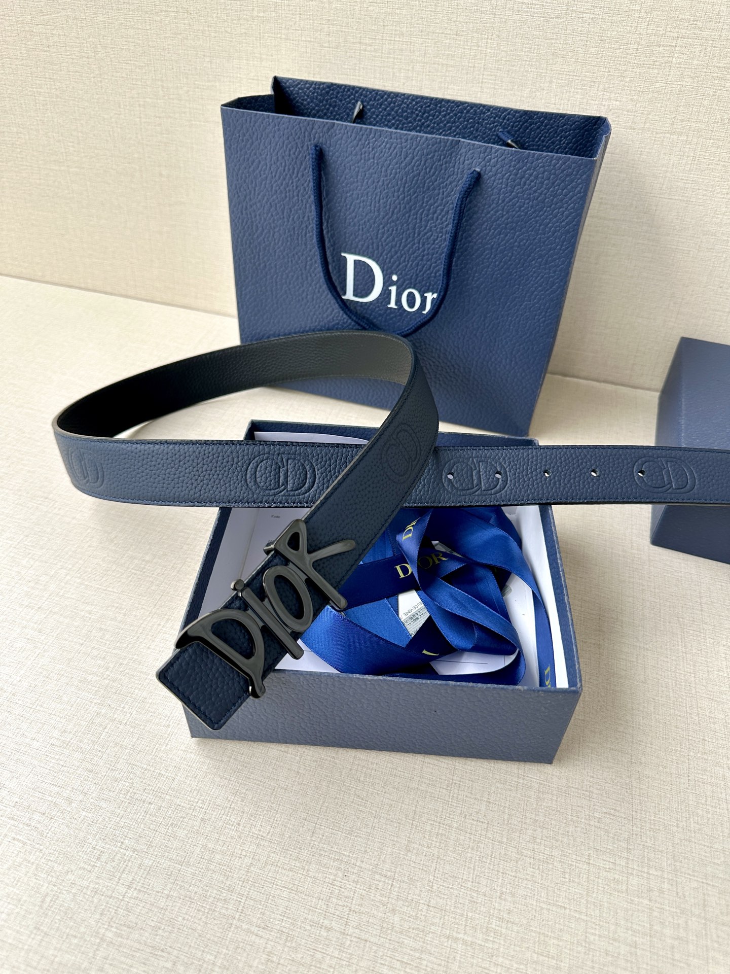  Dior 这款双面腰带结合典雅气质与摩登风范。双面均采用粒面牛皮革精心制作，一面为黑色，另一面多色可选