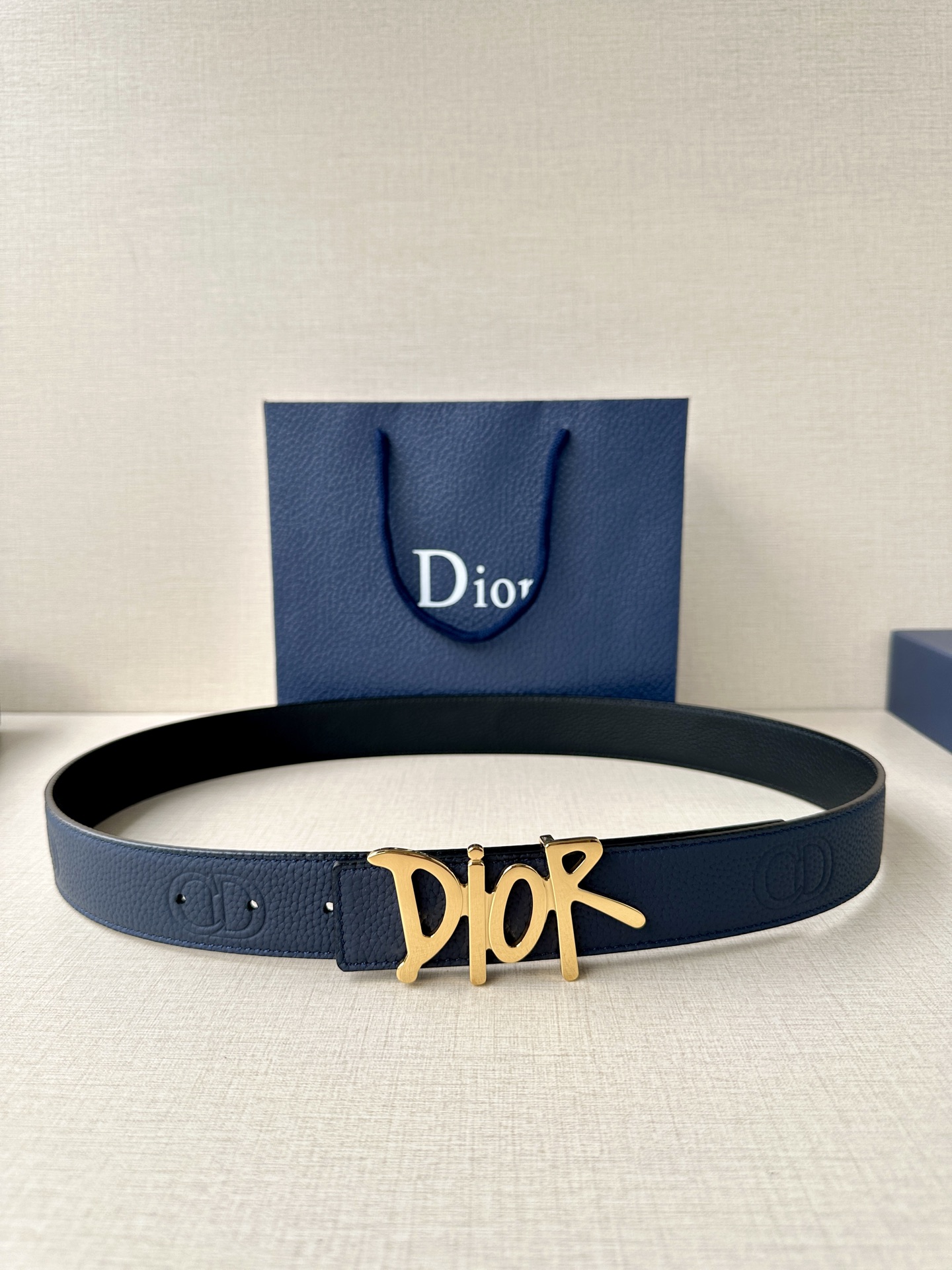  Dior 这款双面腰带结合典雅气质与摩登风范。双面均采用粒面牛皮革精心制作，一面为黑色，另一面多色可选