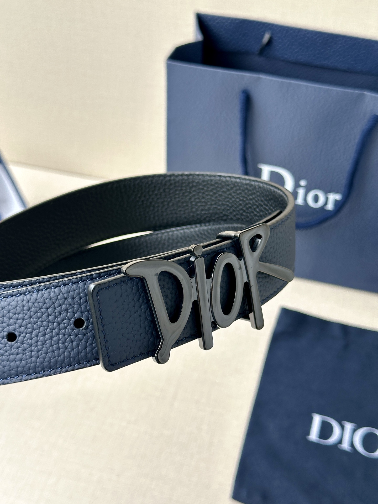  Dior 这款双面腰带结合典雅气质与摩登风范。双面均采用粒面牛皮革精心制作，一面为黑色，另一面多色可选