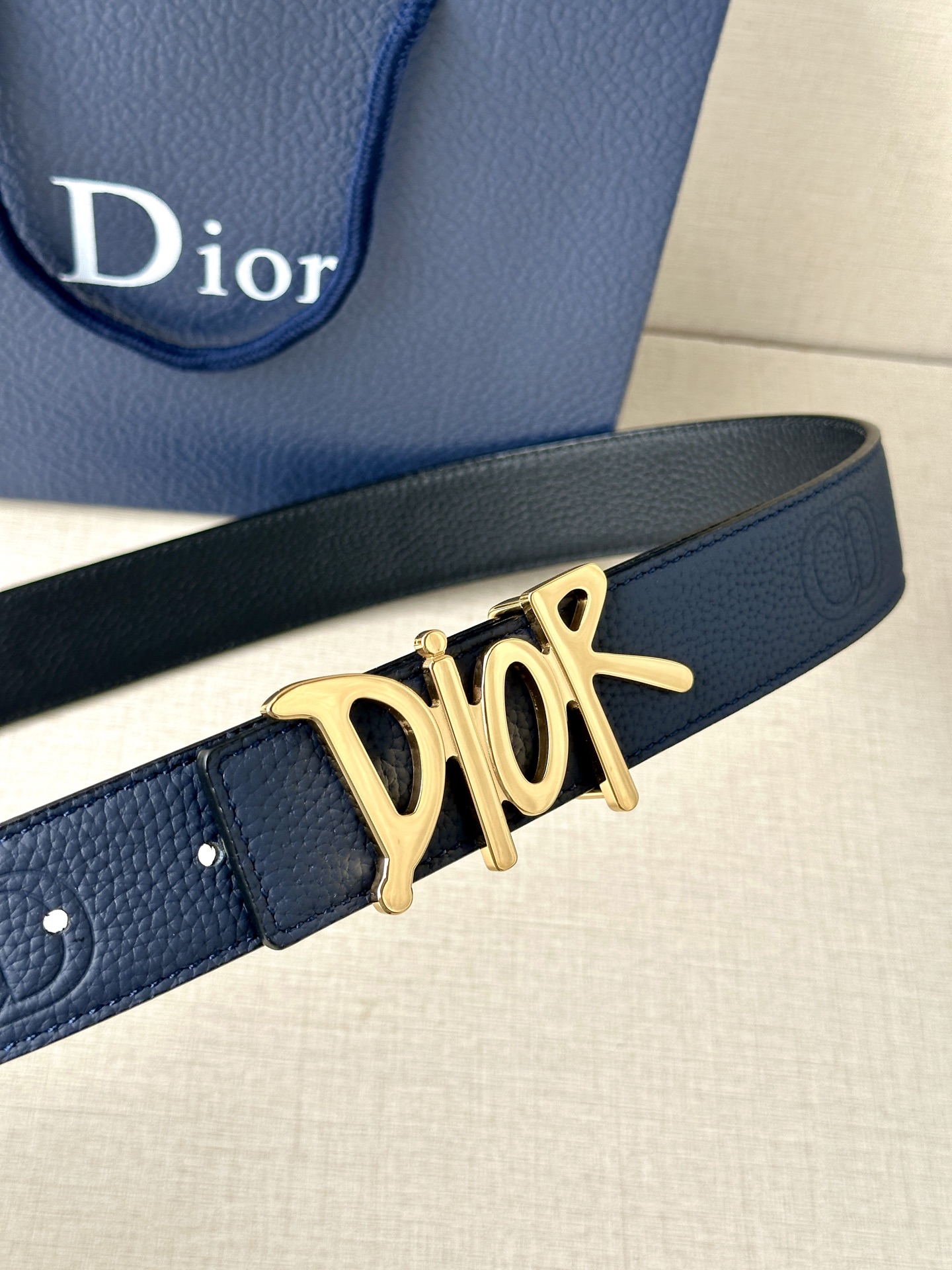  Dior 这款双面腰带结合典雅气质与摩登风范。双面均采用粒面牛皮革精心制作，一面为黑色，另一面多色可选