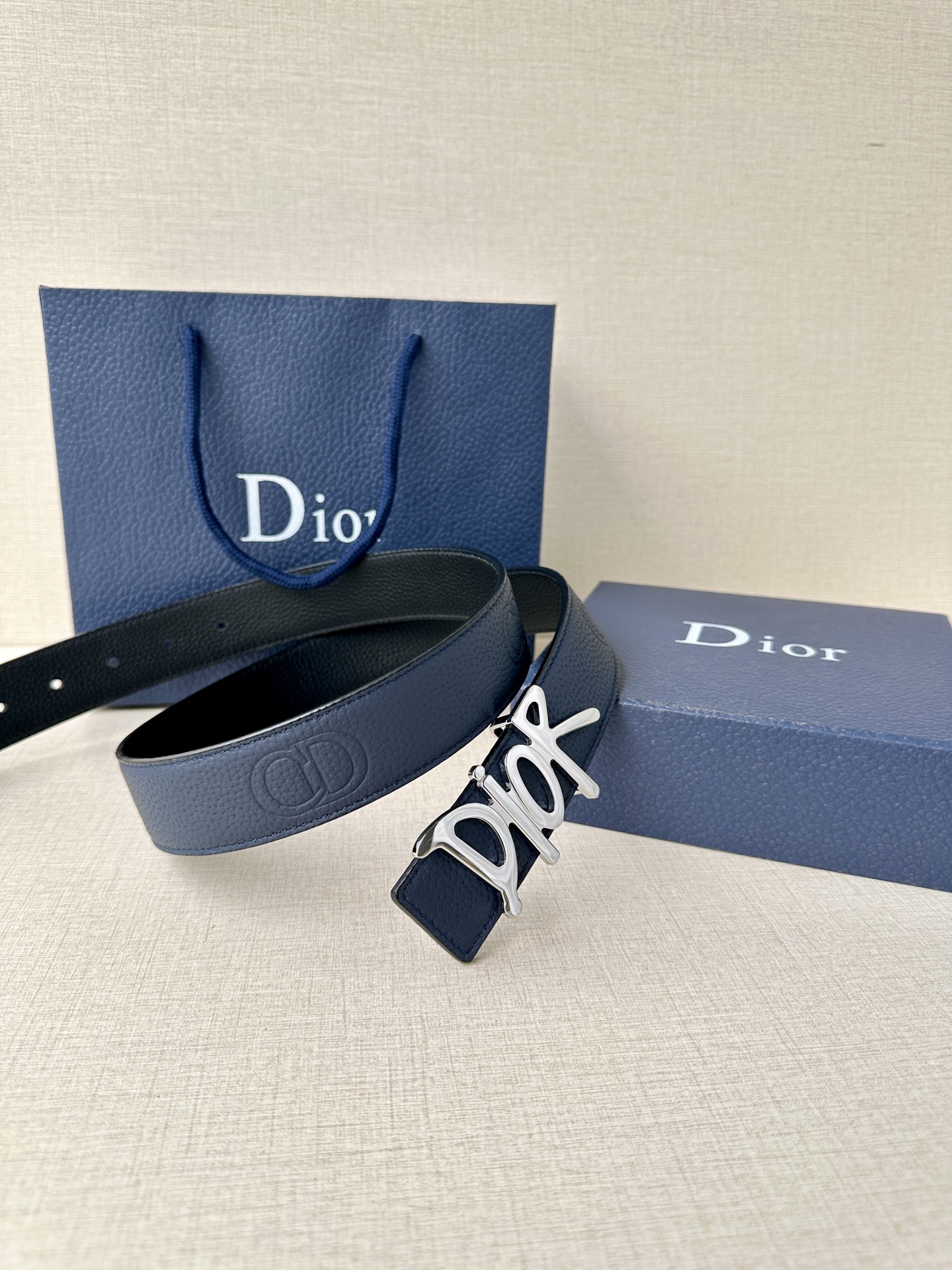  Dior 这款双面腰带结合典雅气质与摩登风范。双面均采用粒面牛皮革精心制作，一面为黑色，另一面多色可选