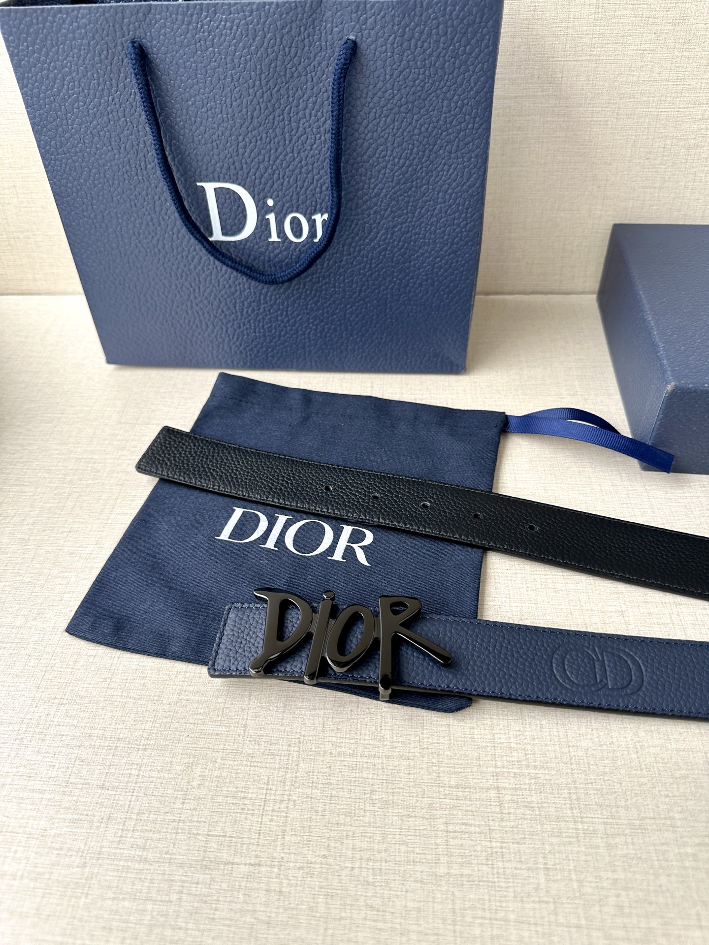 Dior 这款双面腰带结合典雅气质与摩登风范。双面均采用粒面牛皮革精心制作，一面为黑色，另一面多色可选