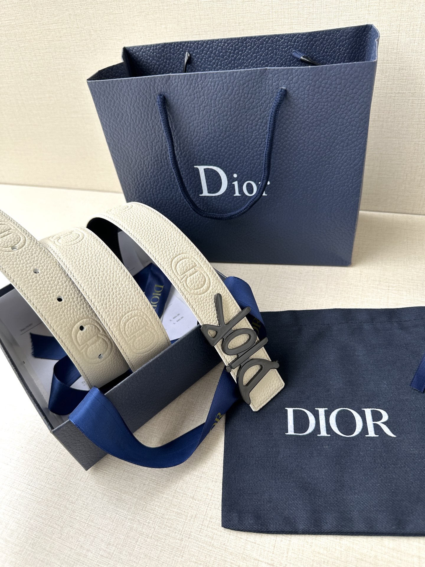 Dior 这款双面腰带结合典雅气质与摩登风范。双面均采用粒面牛皮革精心制作，一面为黑色，另一面多色可选