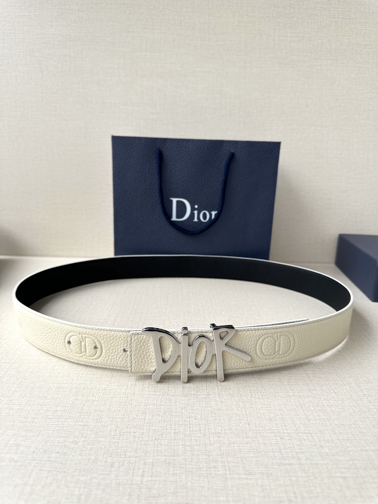  Dior 这款双面腰带结合典雅气质与摩登风范。双面均采用粒面牛皮革精心制作，一面为黑色，另一面多色可选