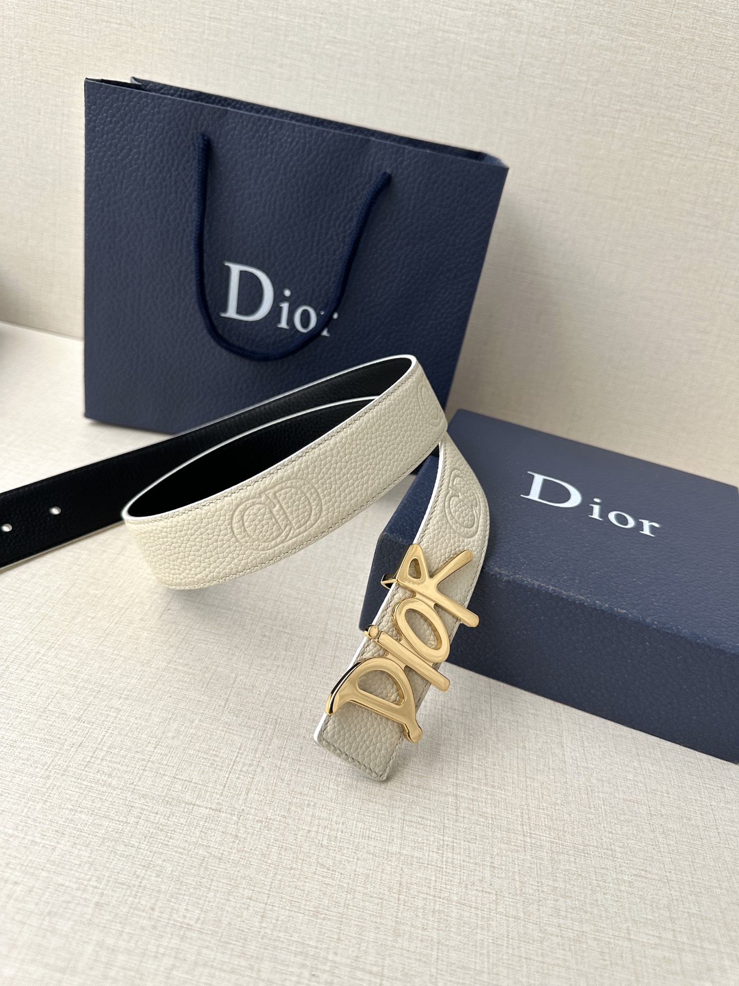  Dior 这款双面腰带结合典雅气质与摩登风范。双面均采用粒面牛皮革精心制作，一面为黑色，另一面多色可选