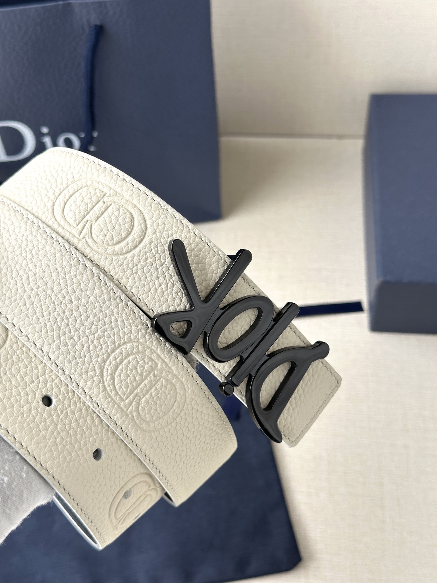  Dior 这款双面腰带结合典雅气质与摩登风范。双面均采用粒面牛皮革精心制作，一面为黑色，另一面多色可选