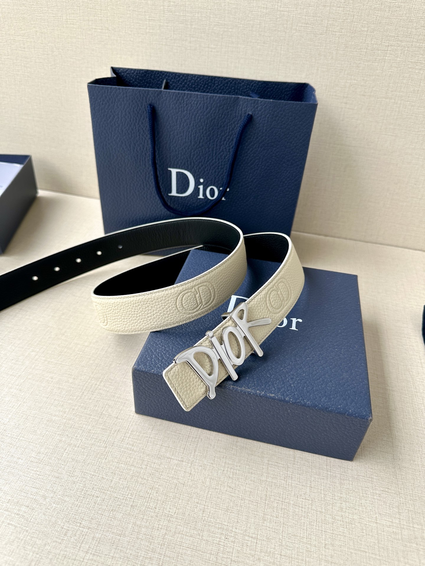  Dior 这款双面腰带结合典雅气质与摩登风范。双面均采用粒面牛皮革精心制作，一面为黑色，另一面多色可选