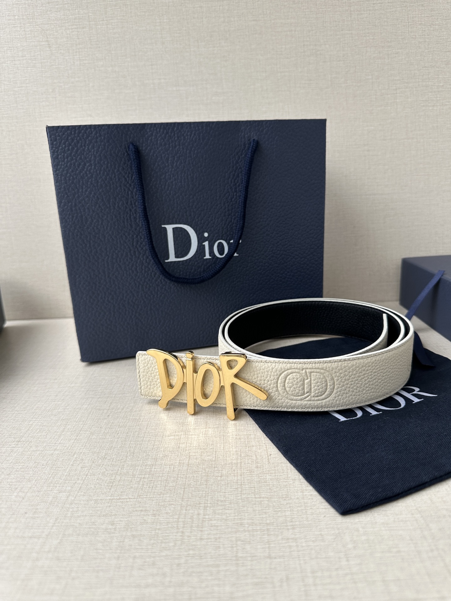  Dior 这款双面腰带结合典雅气质与摩登风范。双面均采用粒面牛皮革精心制作，一面为黑色，另一面多色可选