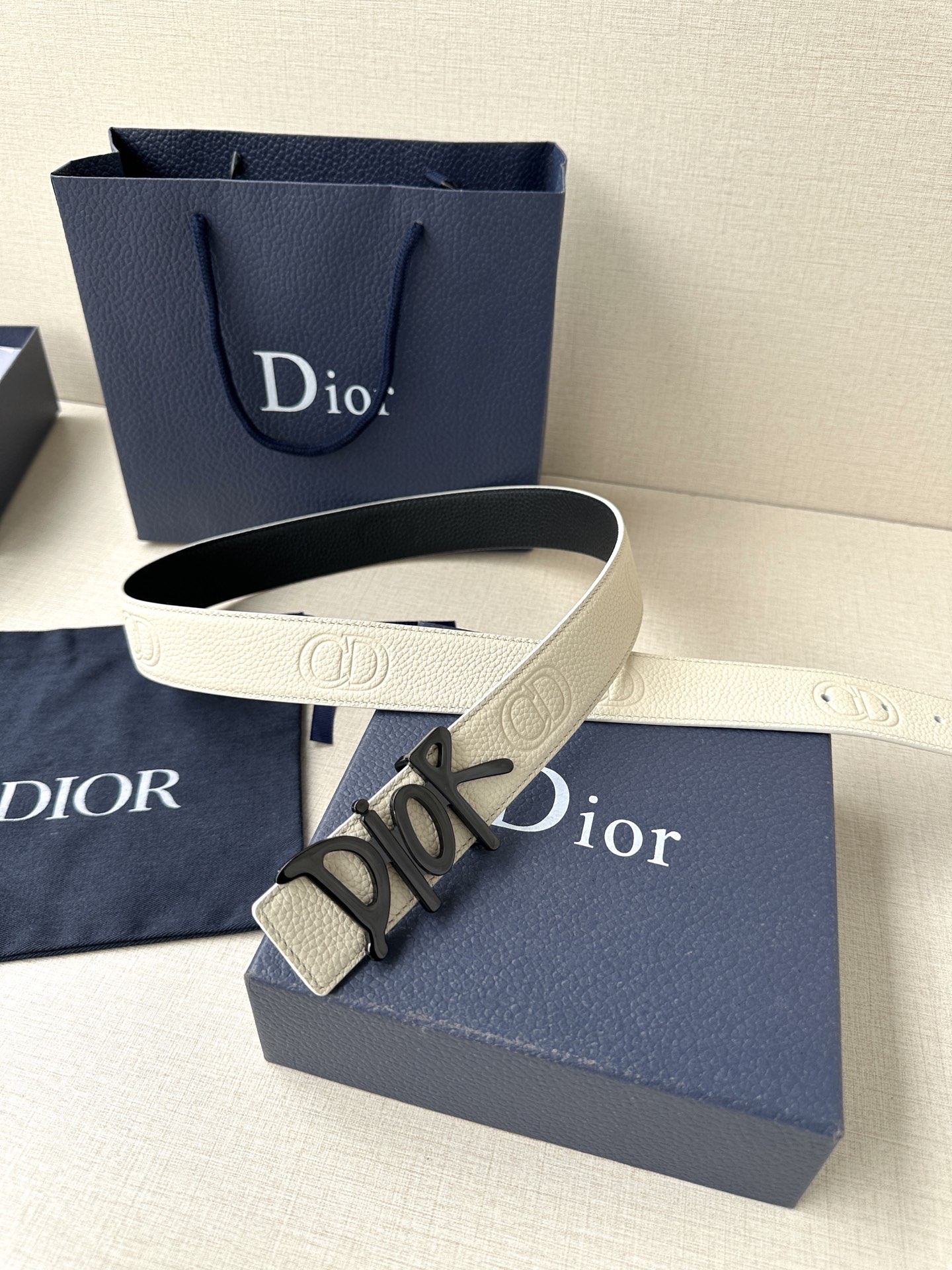  Dior 这款双面腰带结合典雅气质与摩登风范。双面均采用粒面牛皮革精心制作，一面为黑色，另一面多色可选