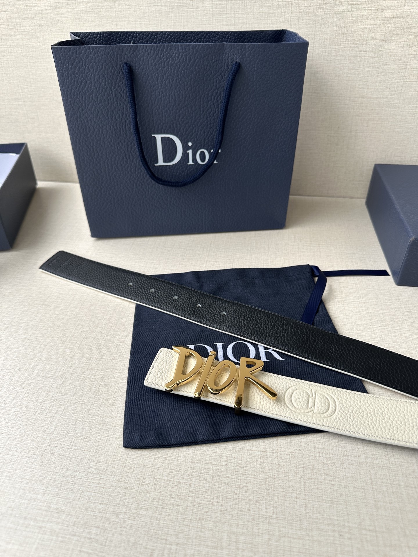  Dior 这款双面腰带结合典雅气质与摩登风范。双面均采用粒面牛皮革精心制作，一面为黑色，另一面多色可选